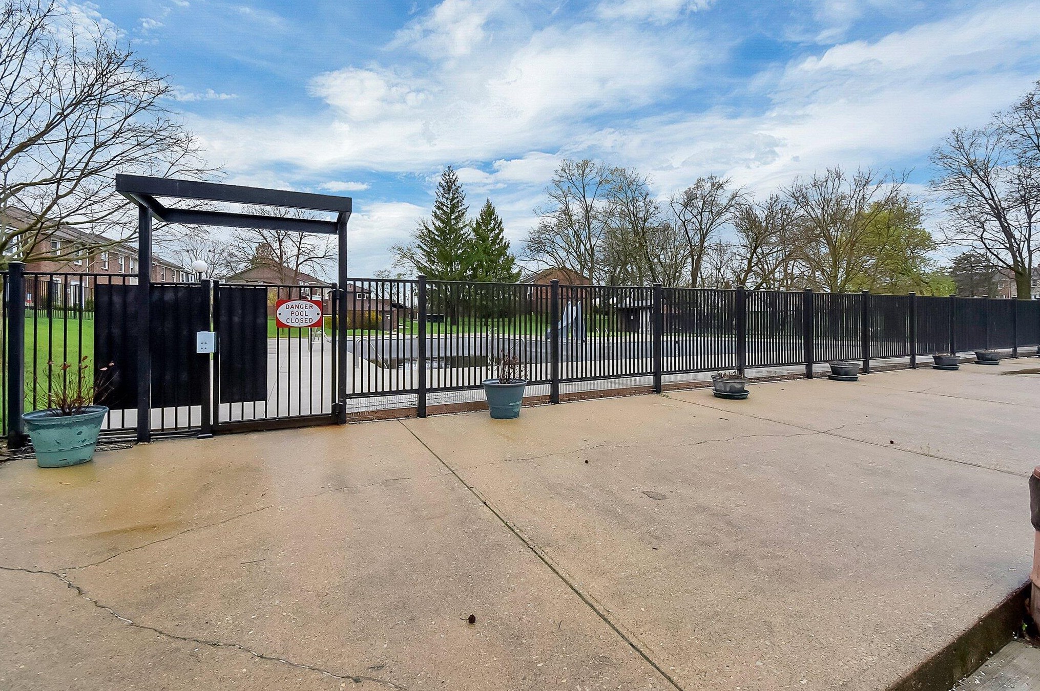 647 Dlyn St, Columbus OH  43228-2525 exterior