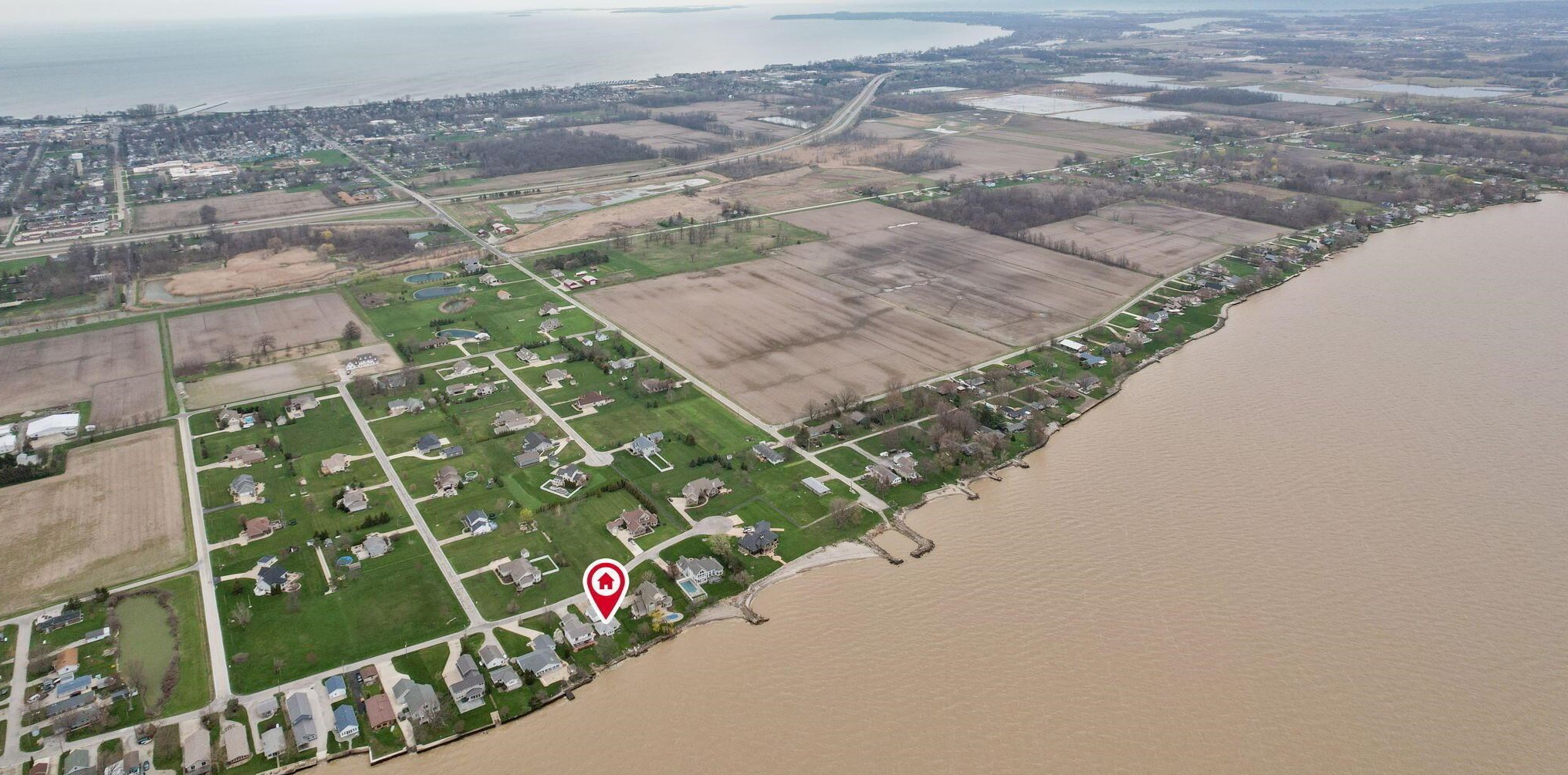 316 Bayview Dr, Port Clinton OH 43452-9237 exterior