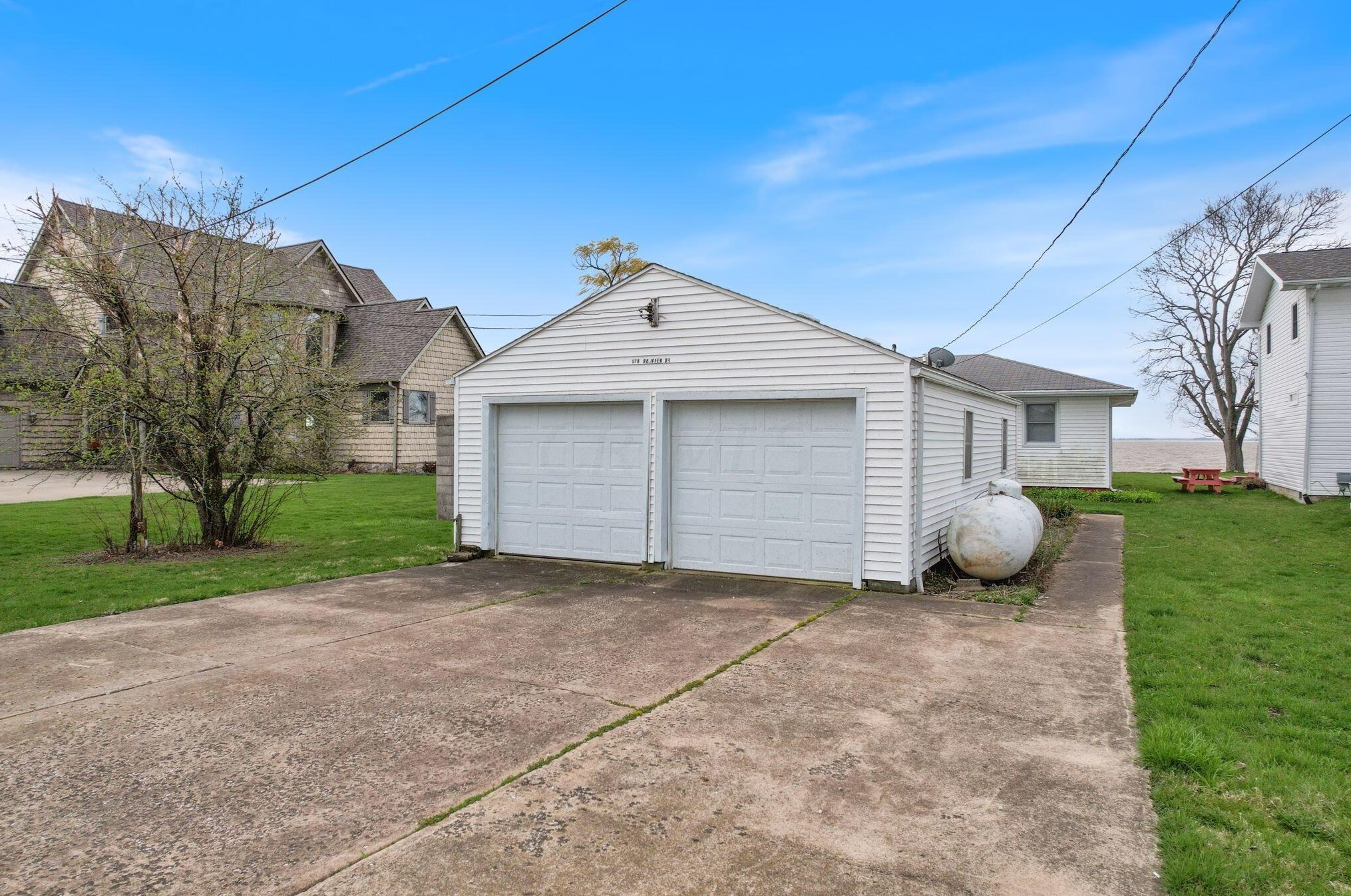 316 Bayview Dr, Port Clinton OH 43452-9237 exterior