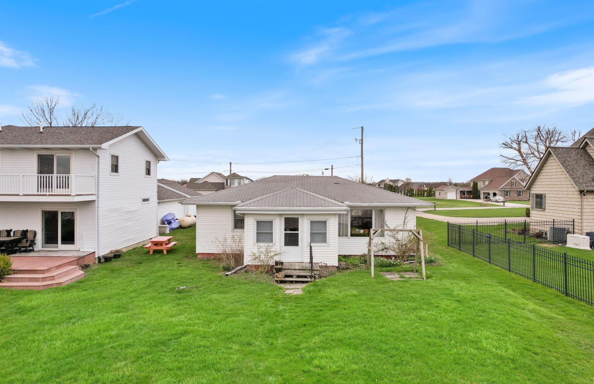 316 Bayview Dr, Port Clinton OH 43452-9237 exterior