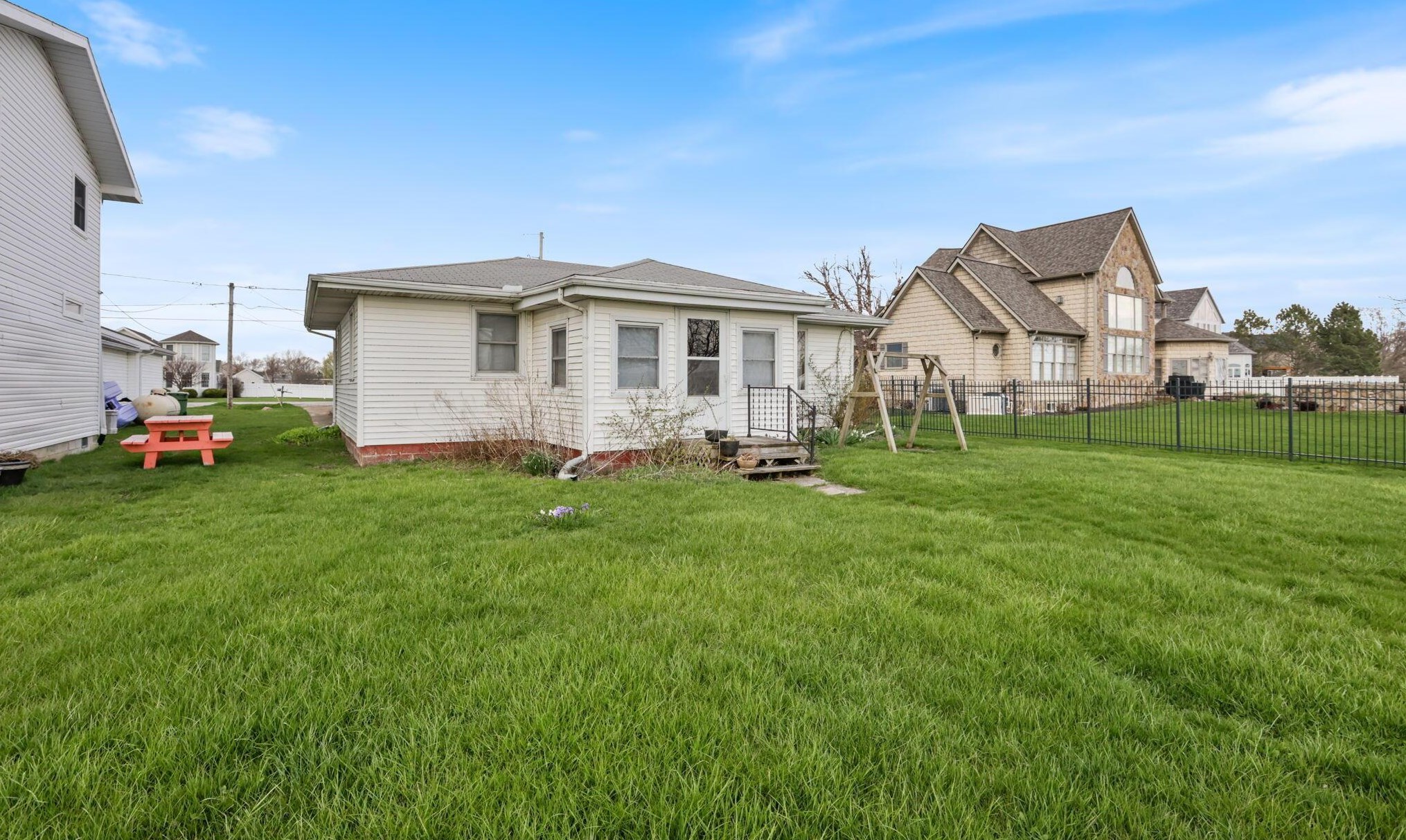 316 Bayview Dr, Port Clinton OH 43452-9237 exterior