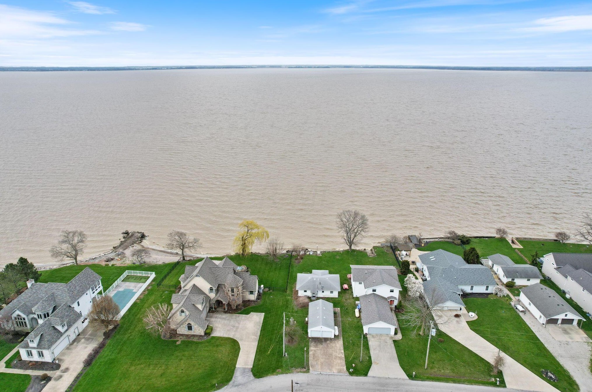 316 Bayview Dr, Port Clinton OH 43452-9237 exterior