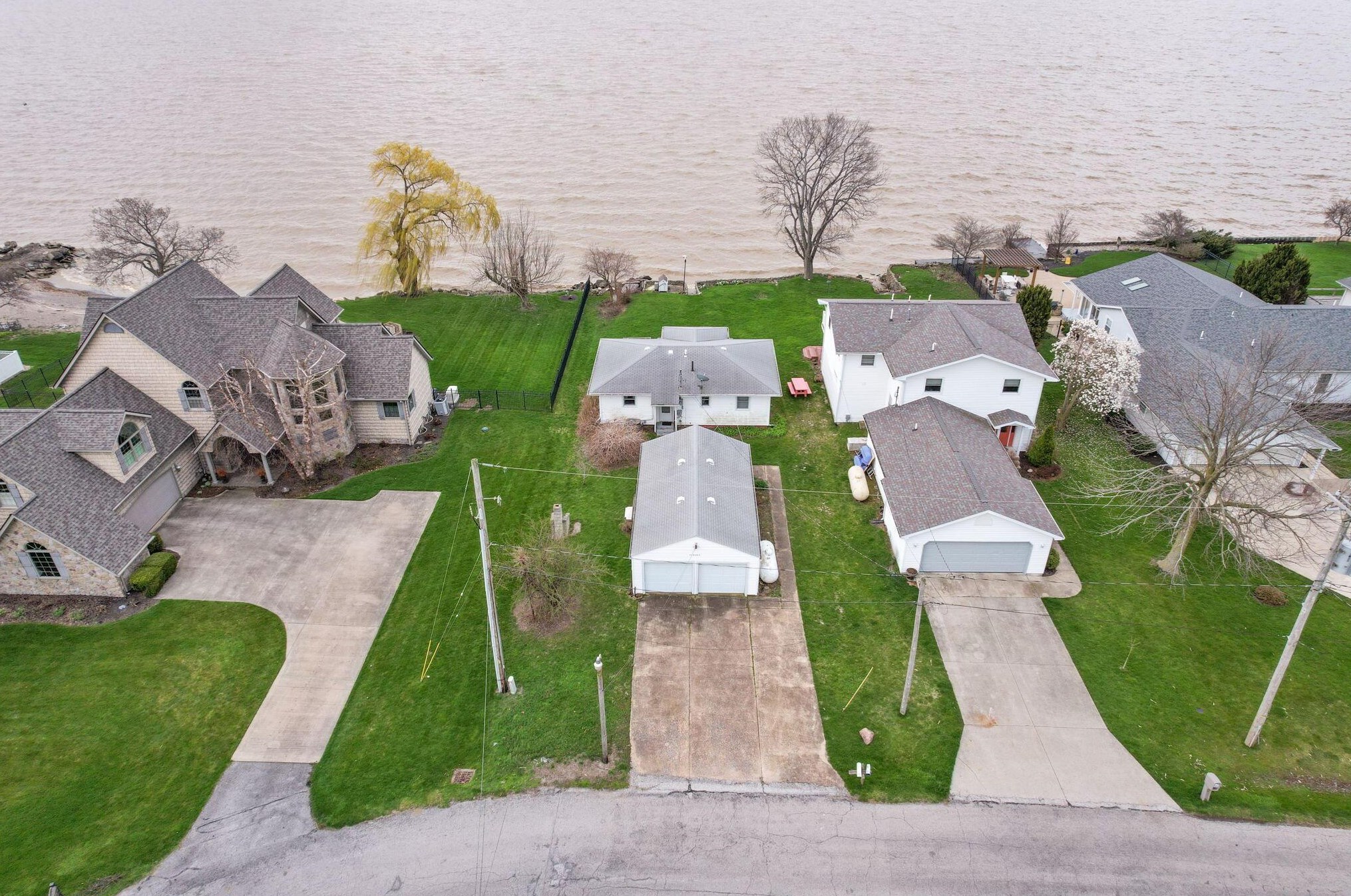 316 Bayview Dr, Port Clinton OH 43452-9237 exterior