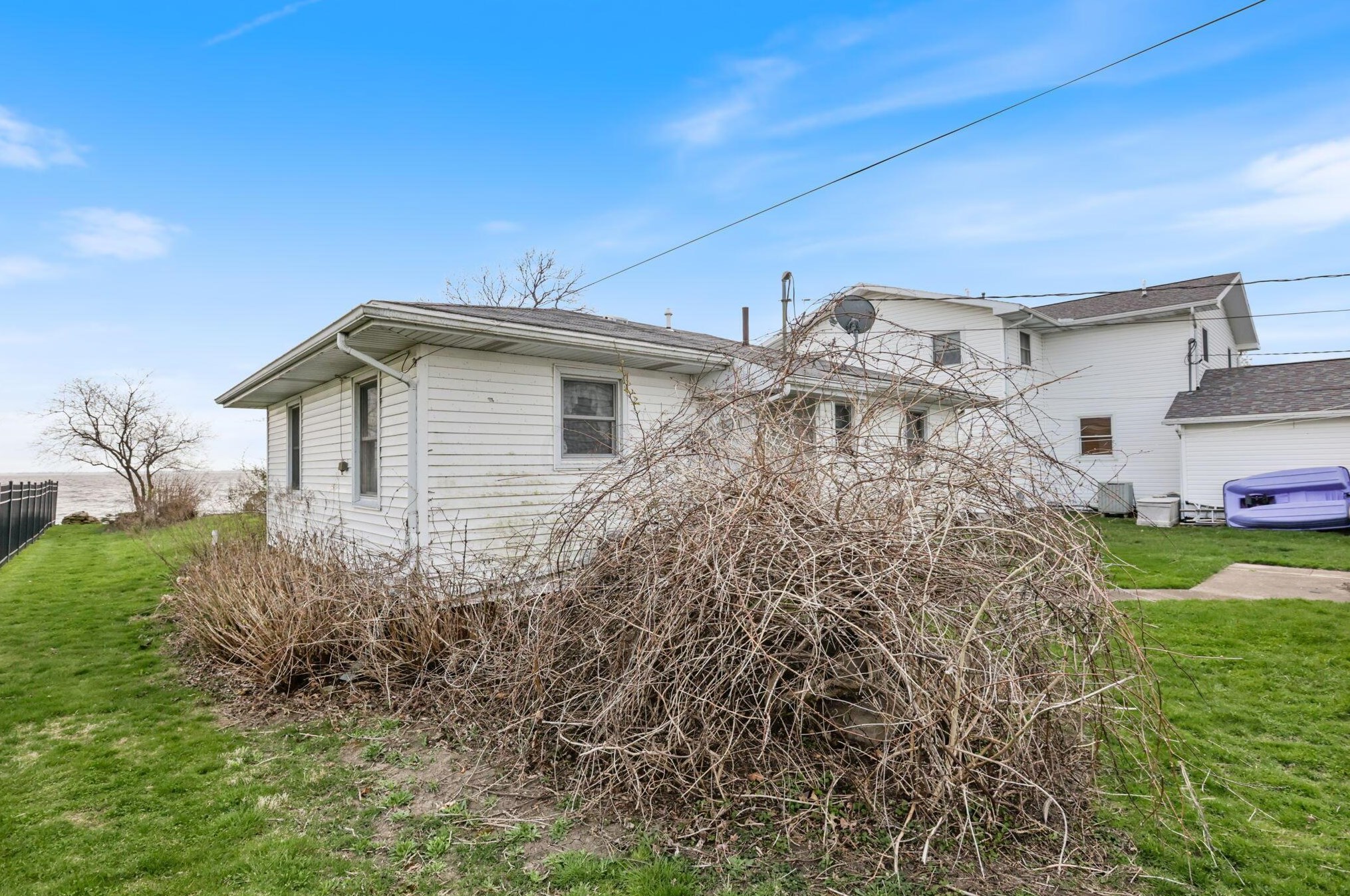 316 Bayview Dr, Port Clinton OH 43452-9237 exterior