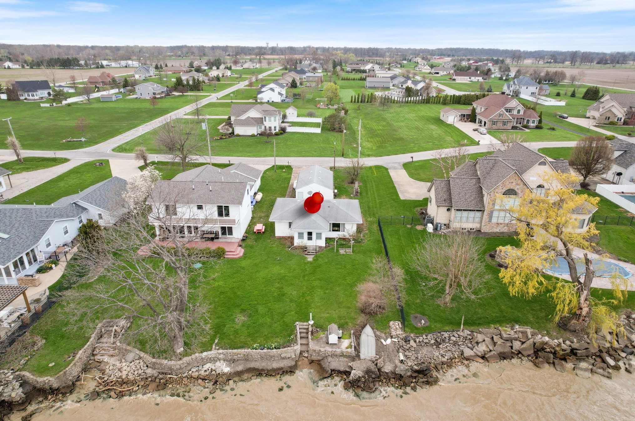 316 Bayview Dr, Port Clinton OH 43452-9237 exterior