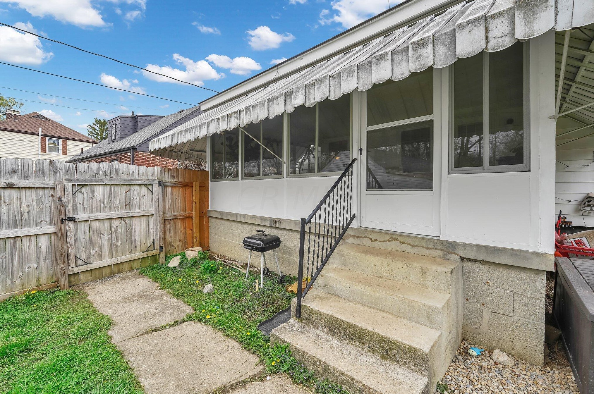 143 Mayfair Blvd, Columbus OH  43213-1610 exterior