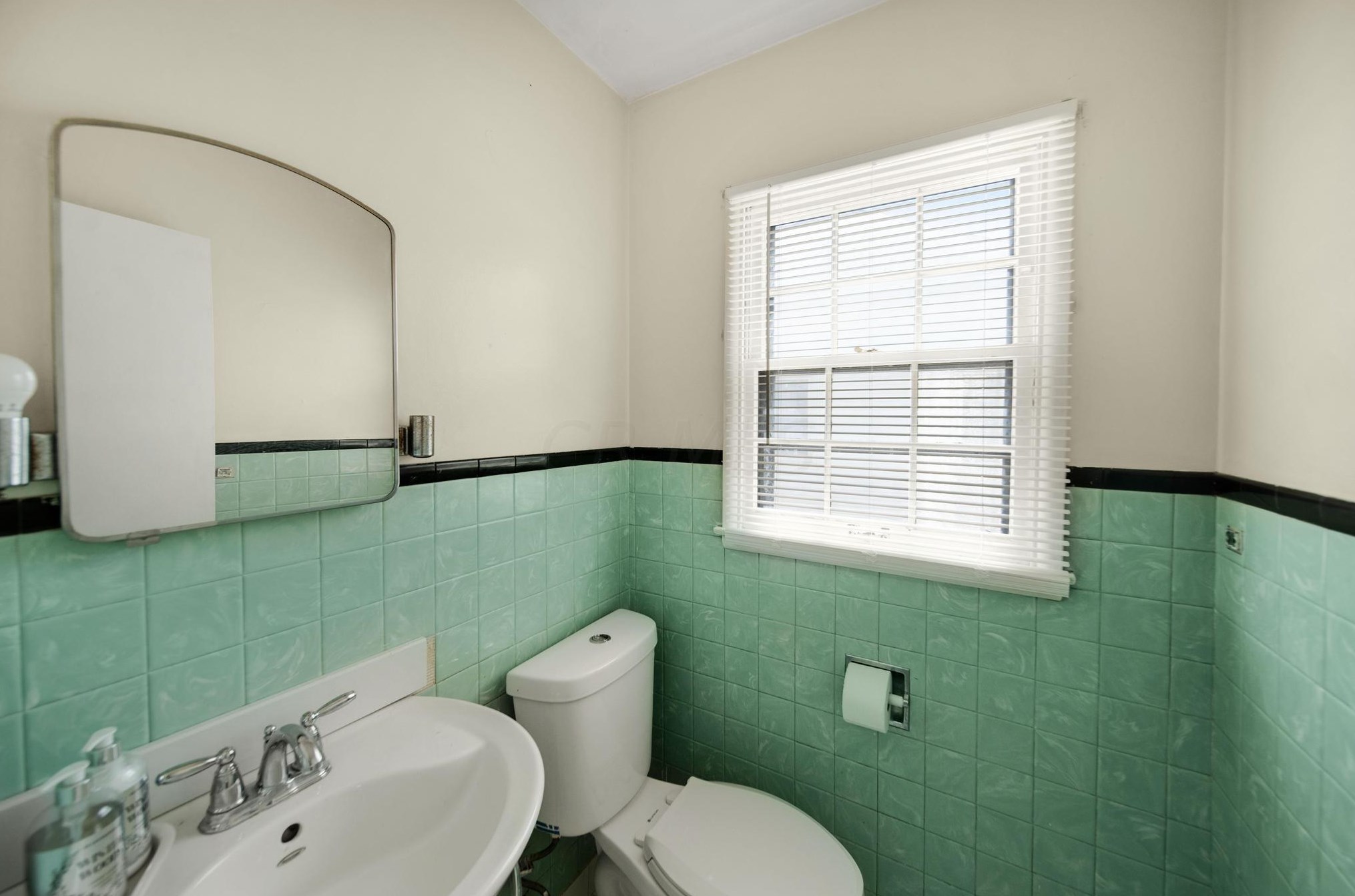 367 Weymouth Ln, Columbus OH  43228-1333 exterior