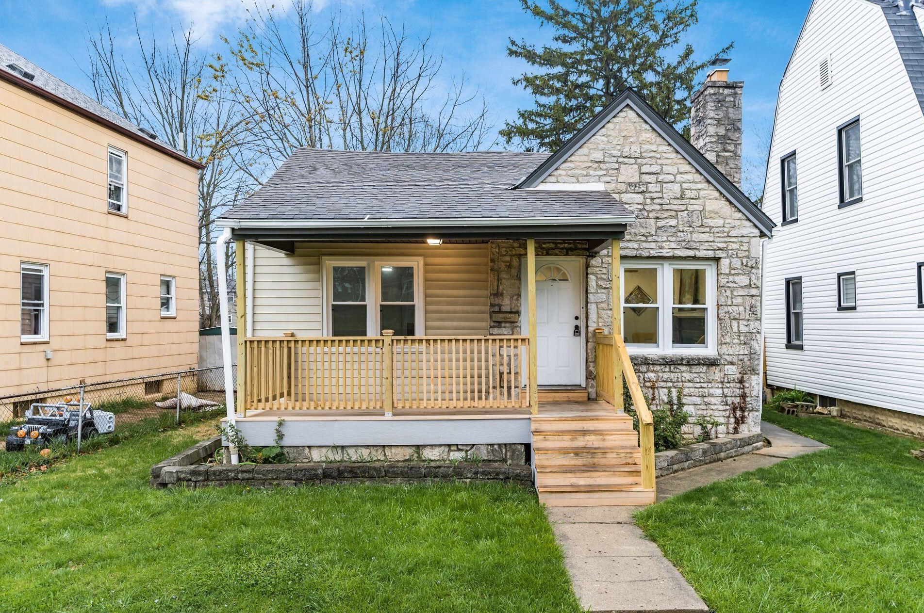 438 Woodbury Ave, Columbus OH  43223-1616 exterior