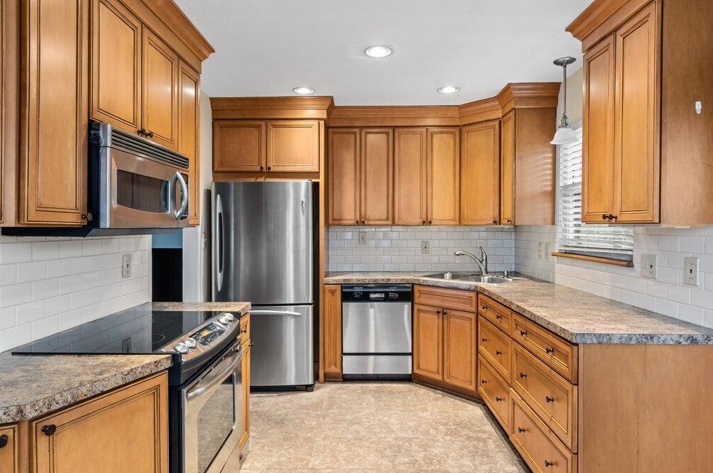 5861 Effingham Rd, Columbus OH 43213-3347 exterior