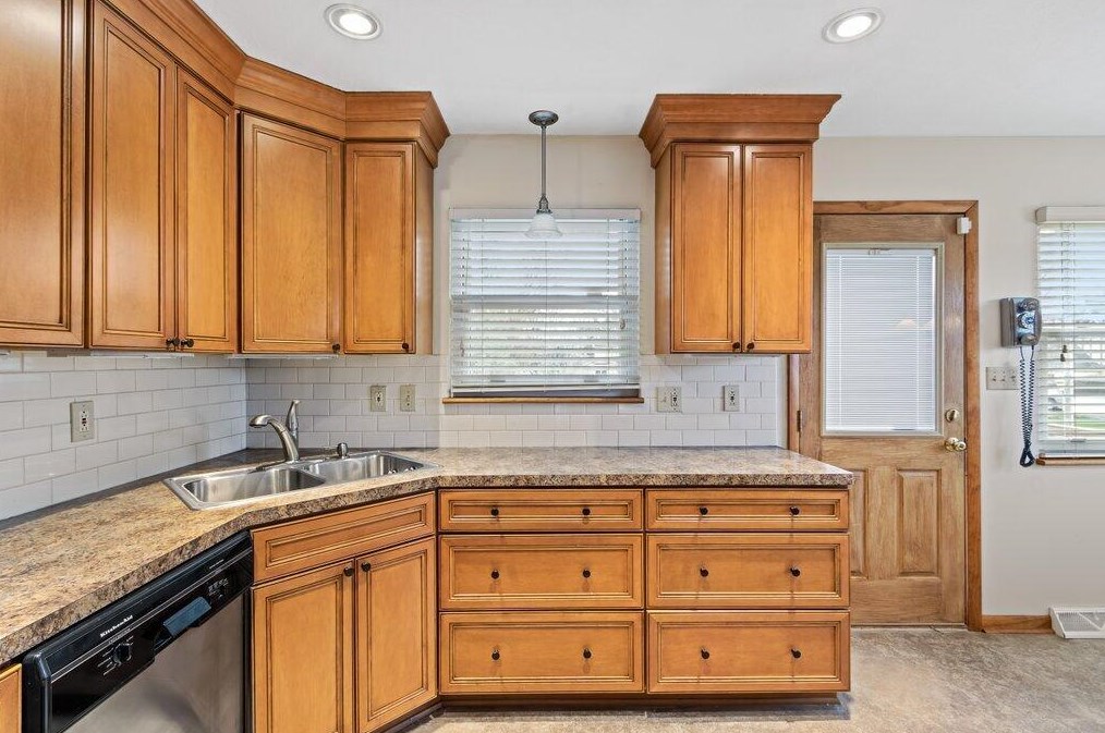 5861 Effingham Rd, Columbus OH 43213-3347 exterior