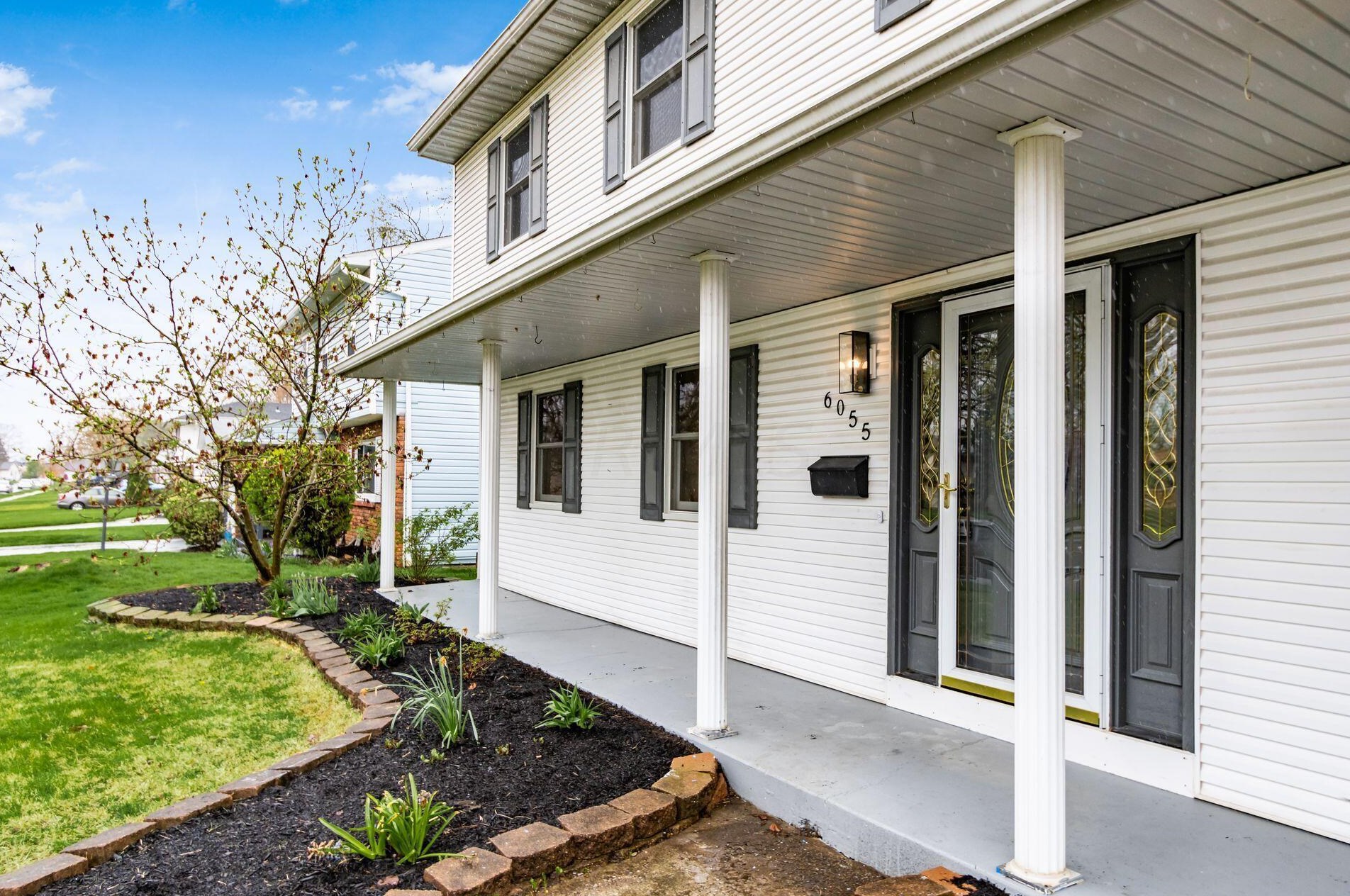 6055 Darby Ln, Columbus OH  43229-2626 exterior