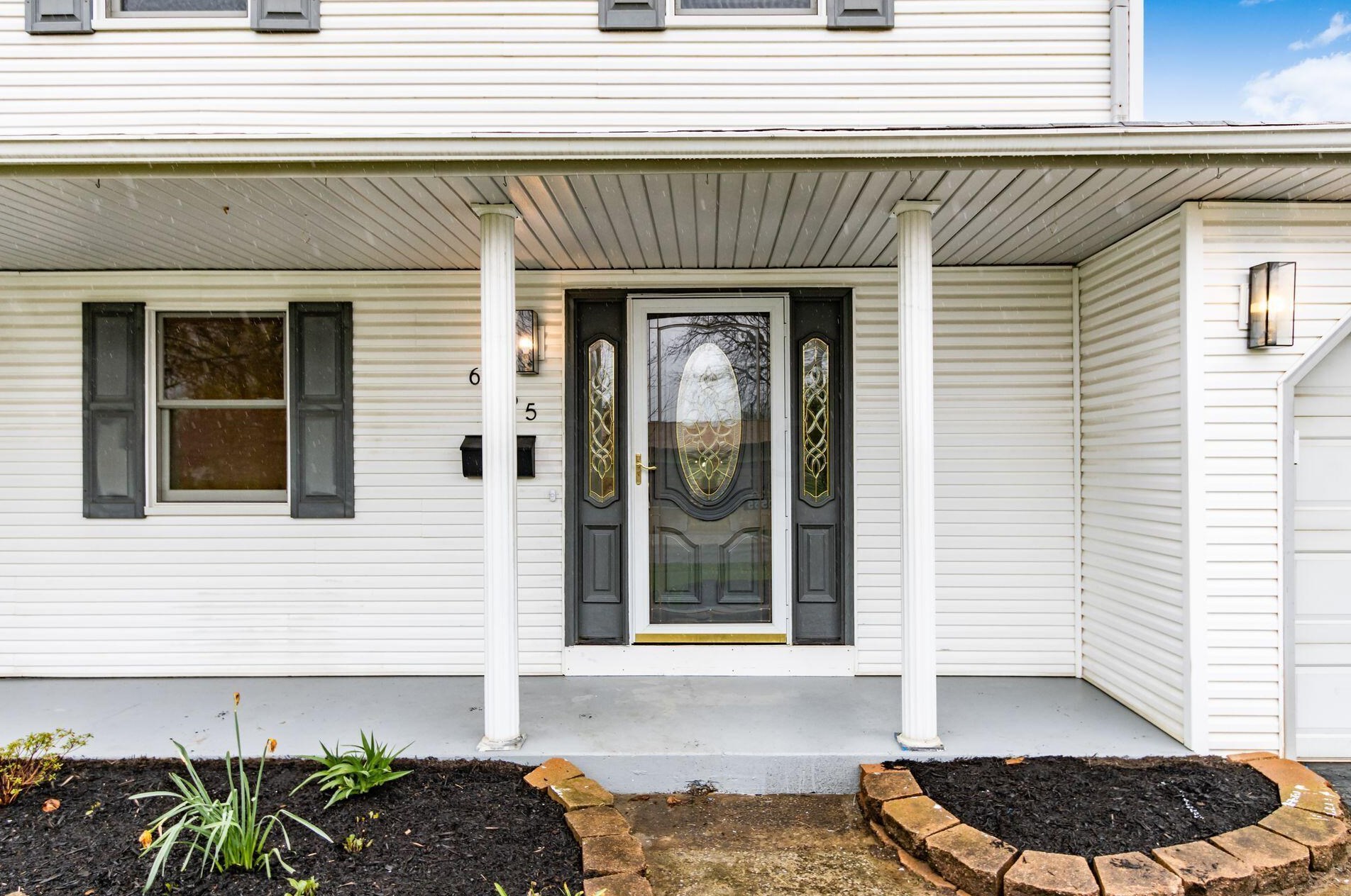 6055 Darby Ln, Columbus OH  43229-2626 exterior