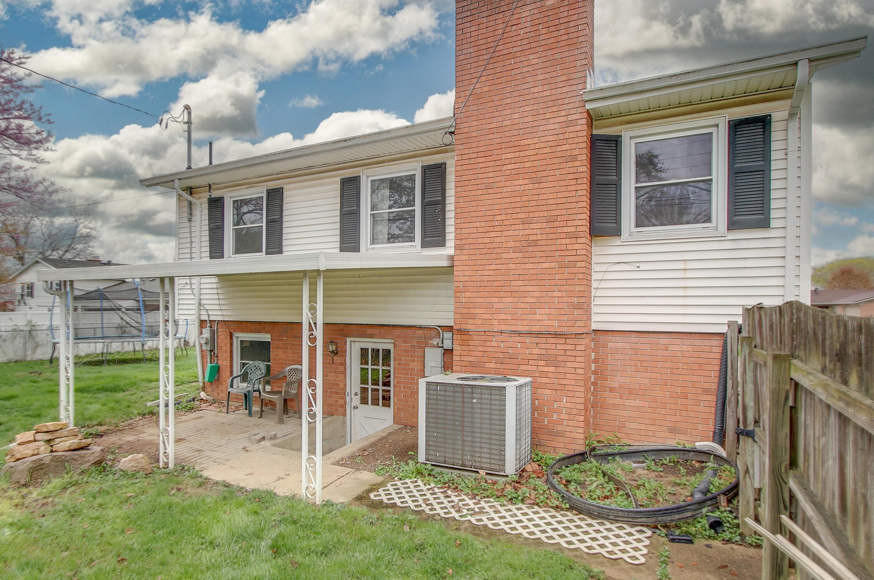 502 Lincoln St, New Carlisle OH  45344-1715 exterior