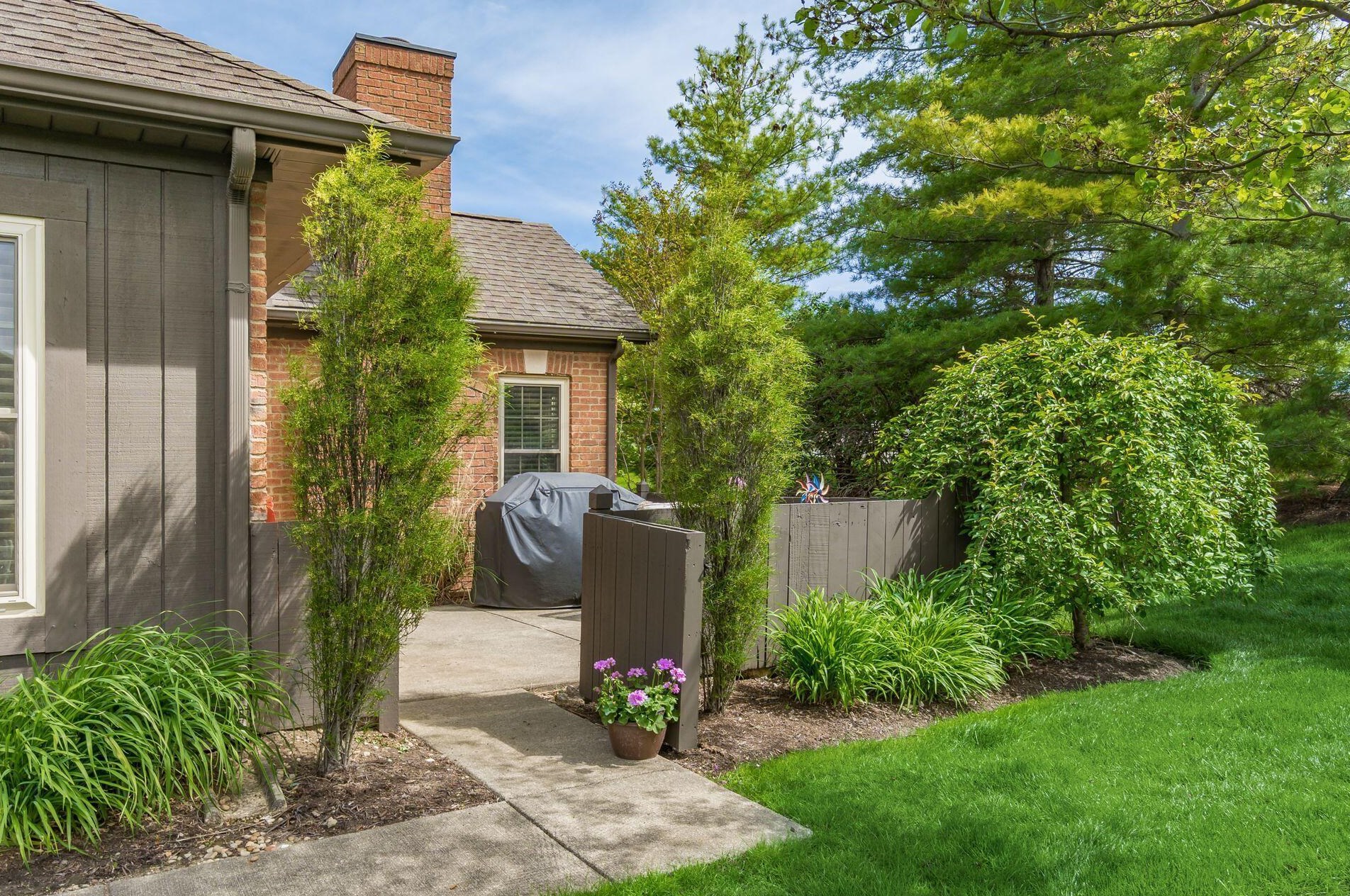 2546 Trotterslane Dr, Columbus OH  43235-5500 exterior