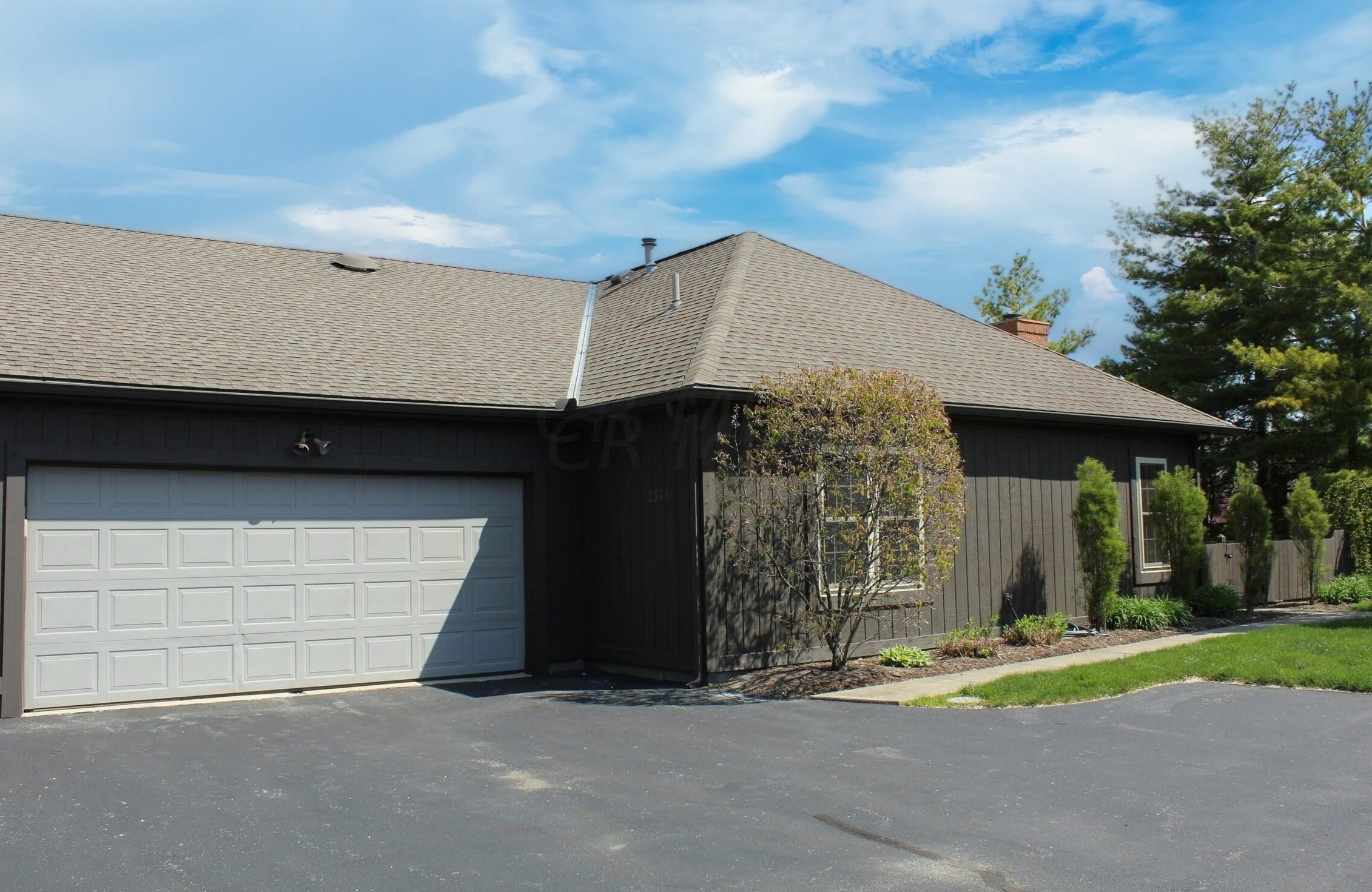 2546 Trotterslane Dr, Columbus OH  43235-5500 exterior