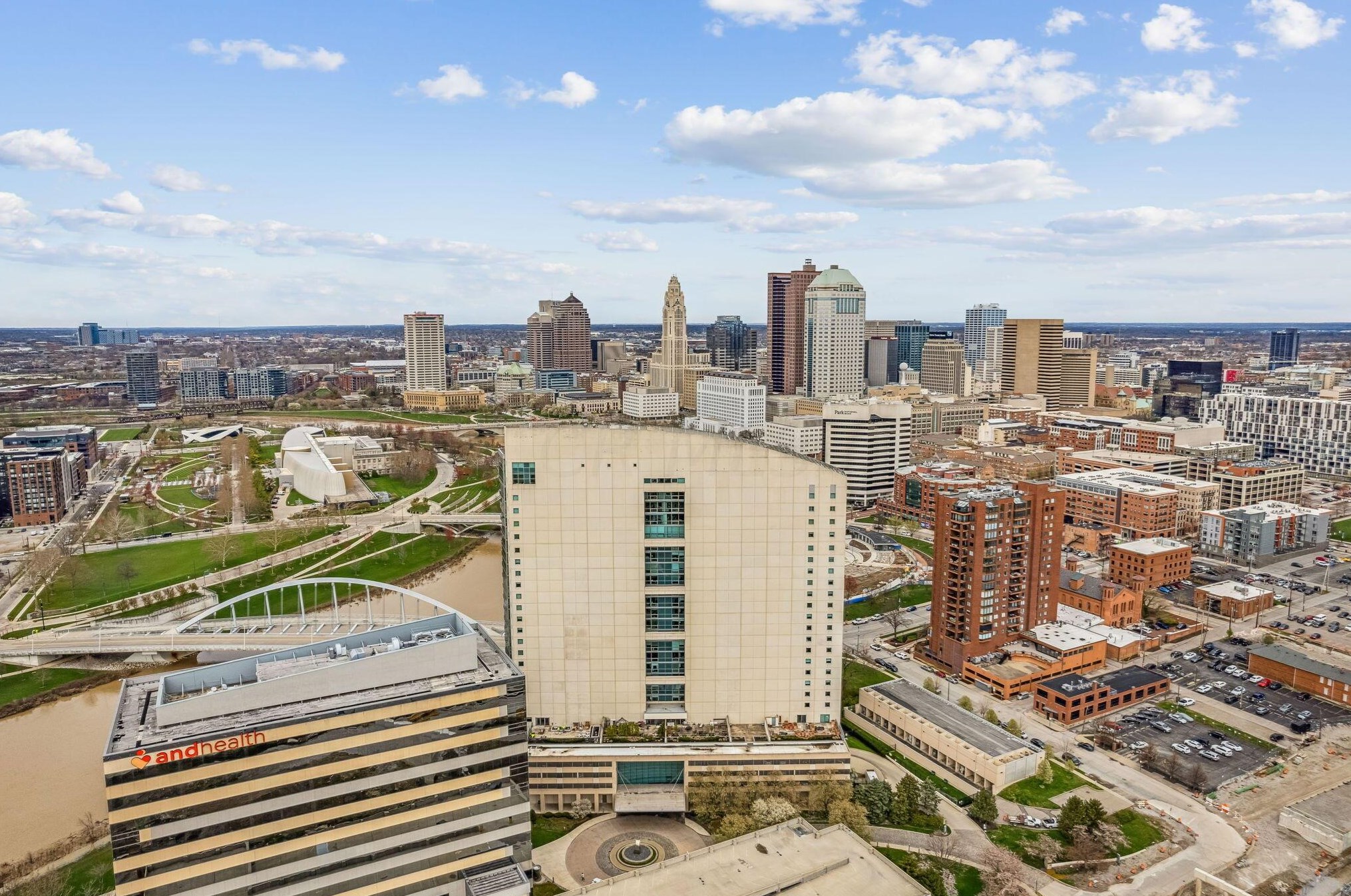 1 Miranova Pl, Columbus OH  43215-5072 exterior