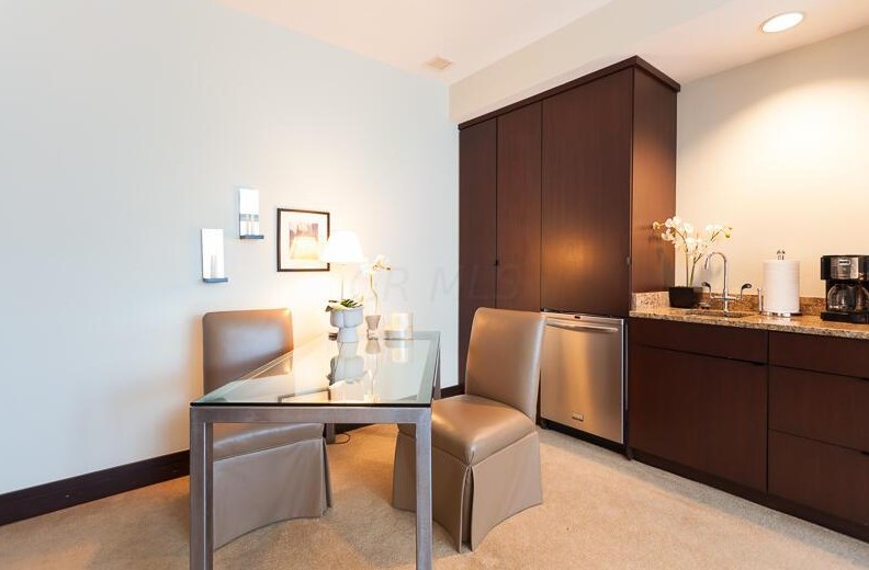 1 Miranova Pl, Columbus OH 43215-5072 exterior