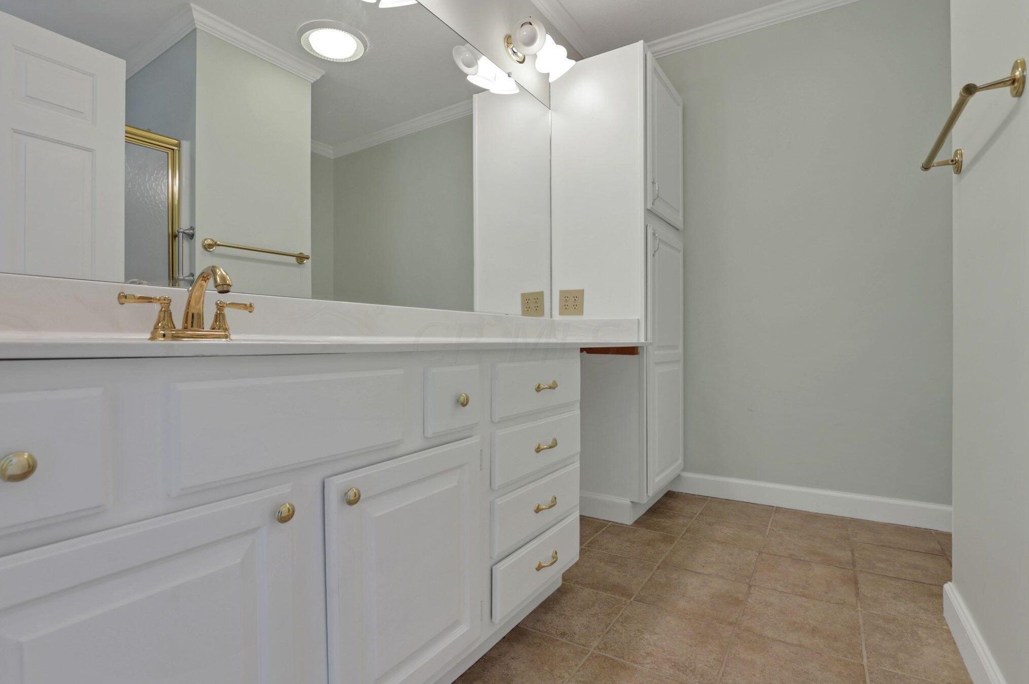 8374 Orch Knl Ln, Columbus OH 43235-3800 exterior