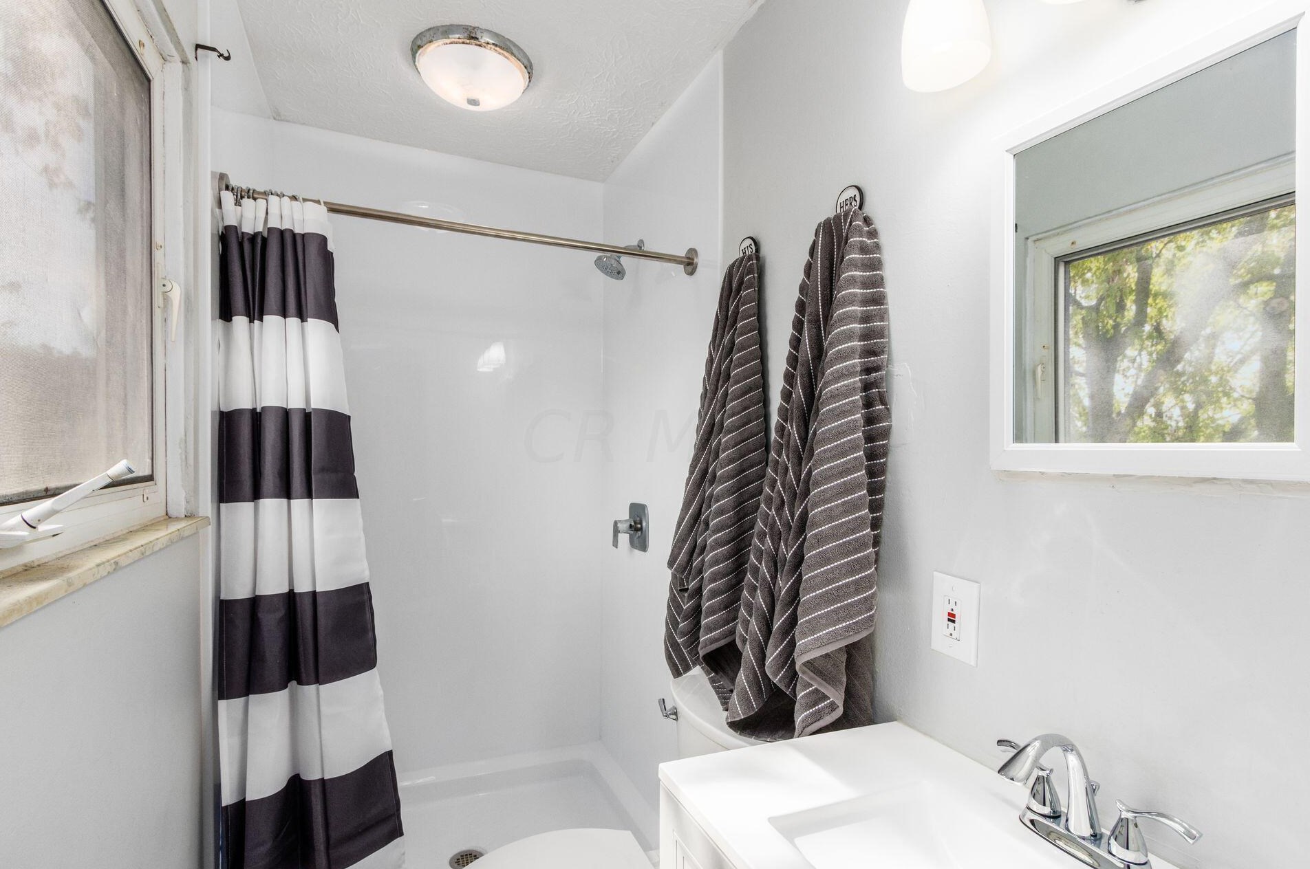 7646 Yosemite Dr, Columbus OH  43085-1535 exterior