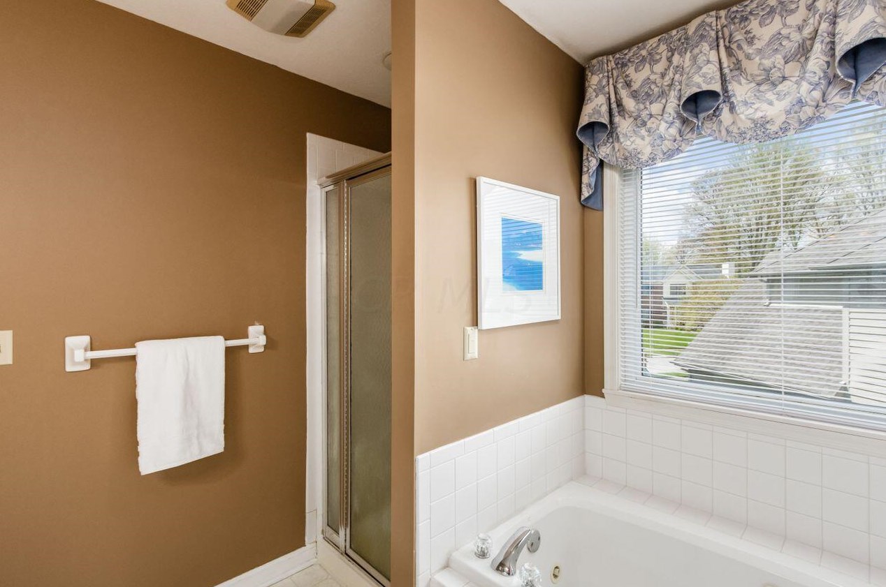 548 Kingfisher Dr, Westerville OH  43082-1064 exterior