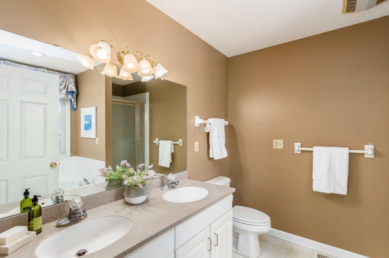 548 Kingfisher Dr, Westerville OH  43082-1064 exterior