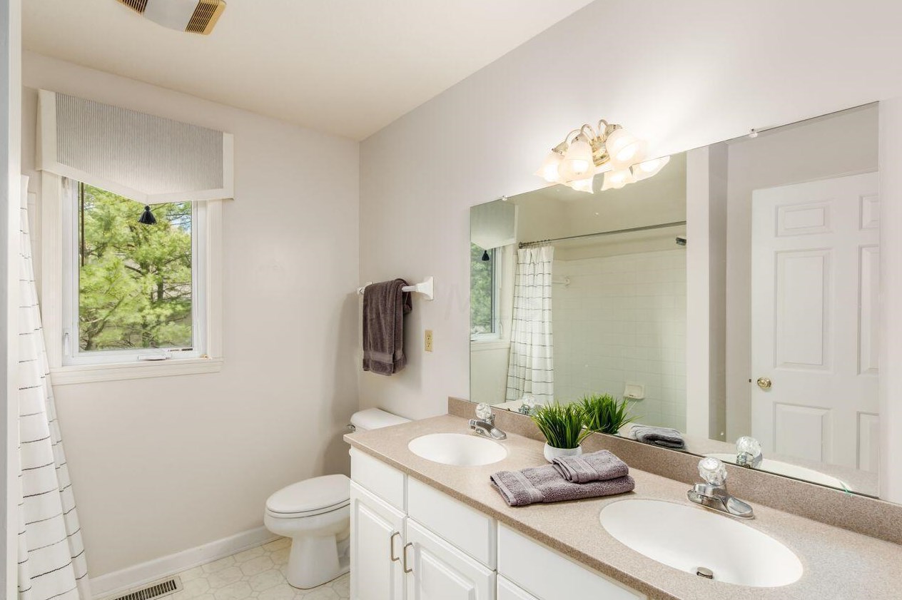 548 Kingfisher Dr, Westerville OH  43082-1064 exterior