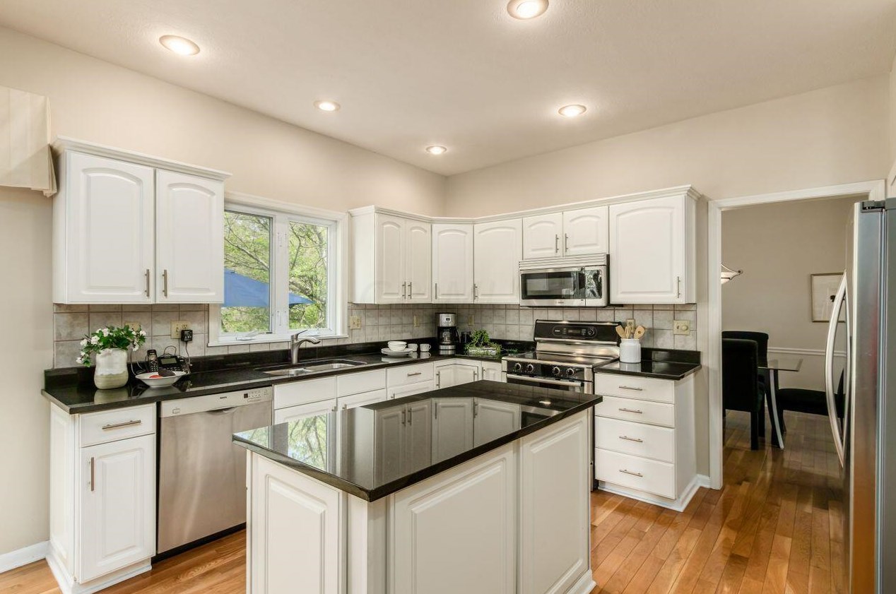 548 Kingfisher Dr, Westerville OH  43082-1064 exterior