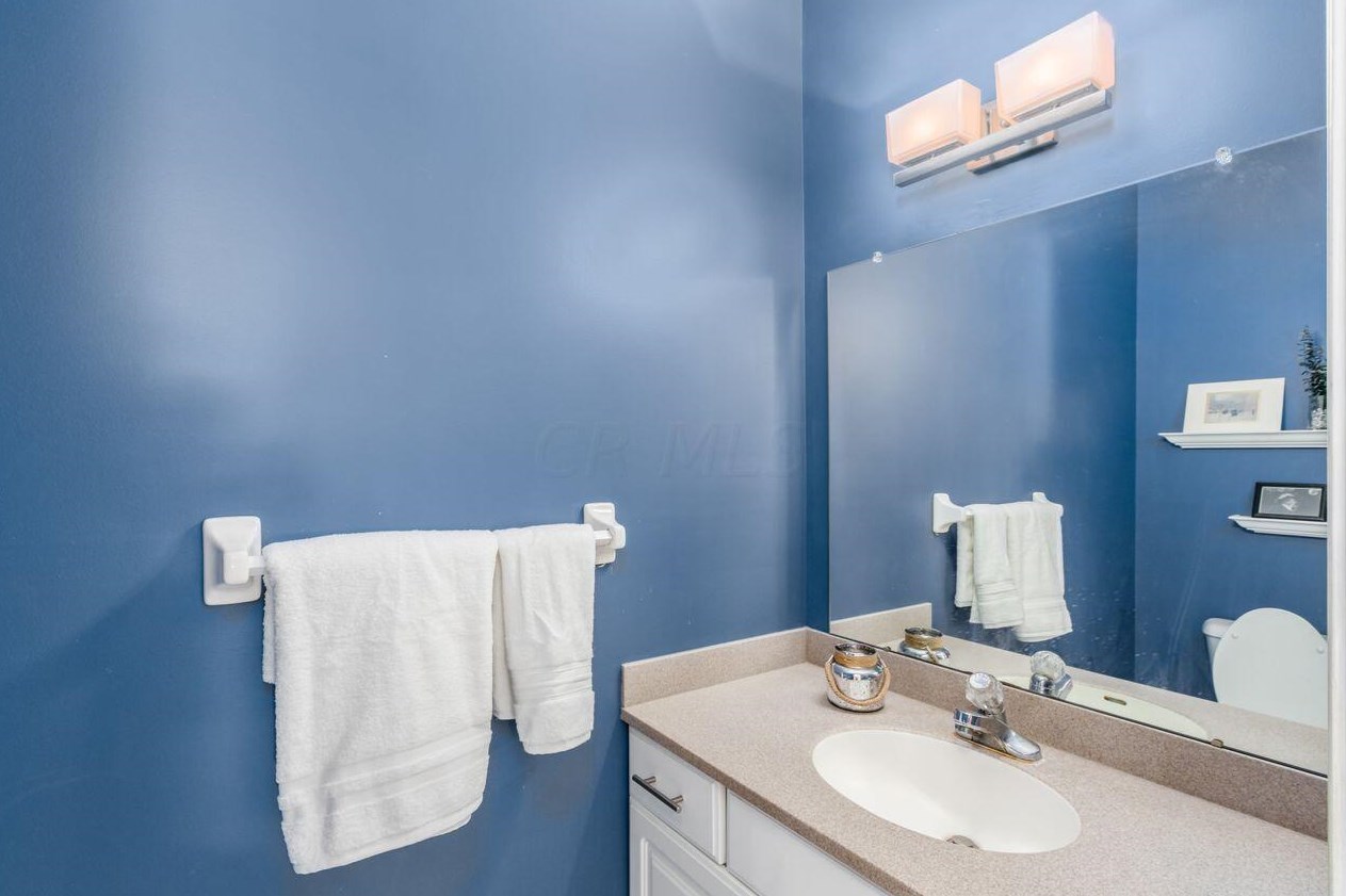 548 Kingfisher Dr, Westerville OH  43082-1064 exterior