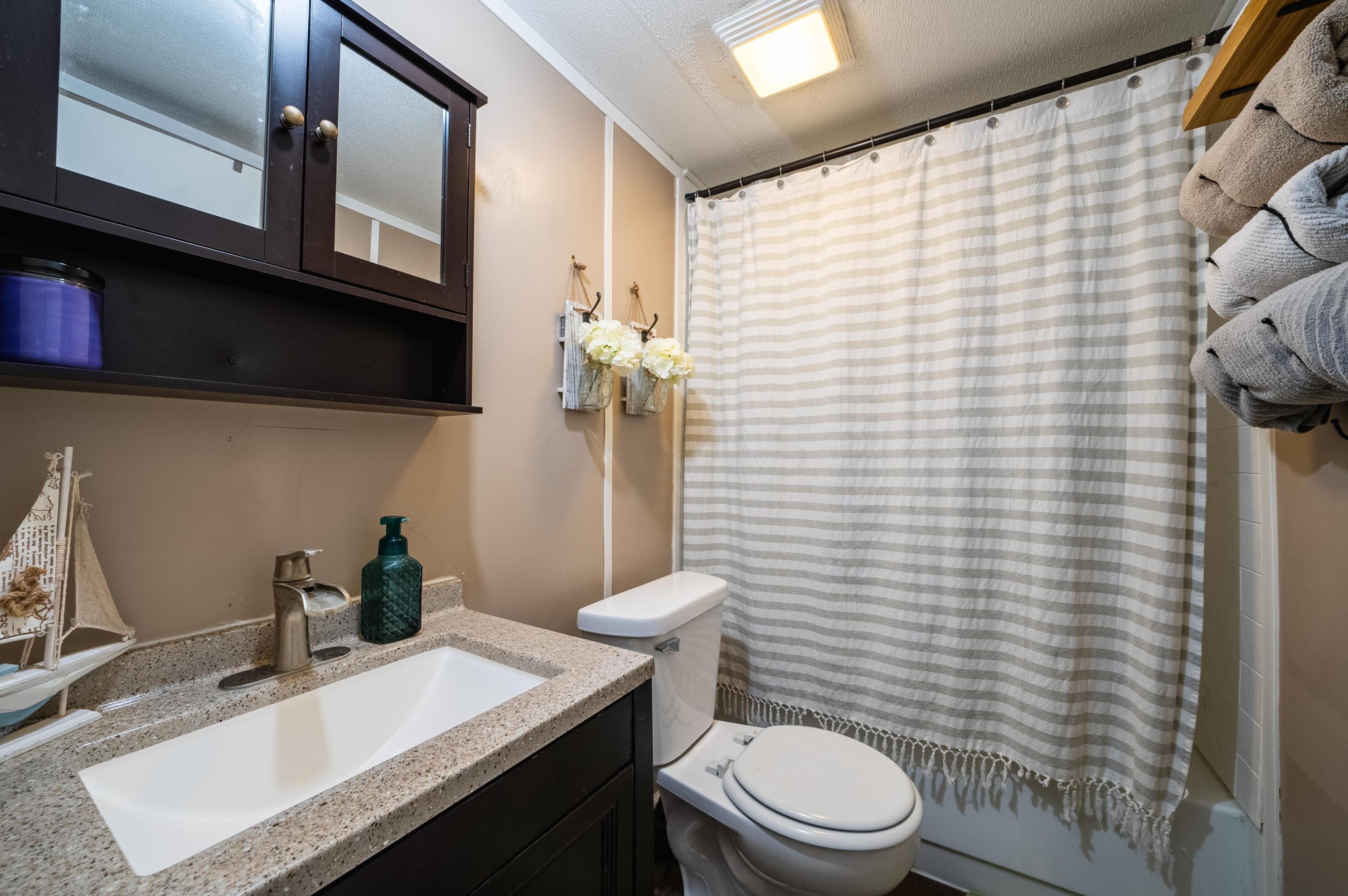 101 Woodfield Pl, Ashville OH  43103-2000 exterior