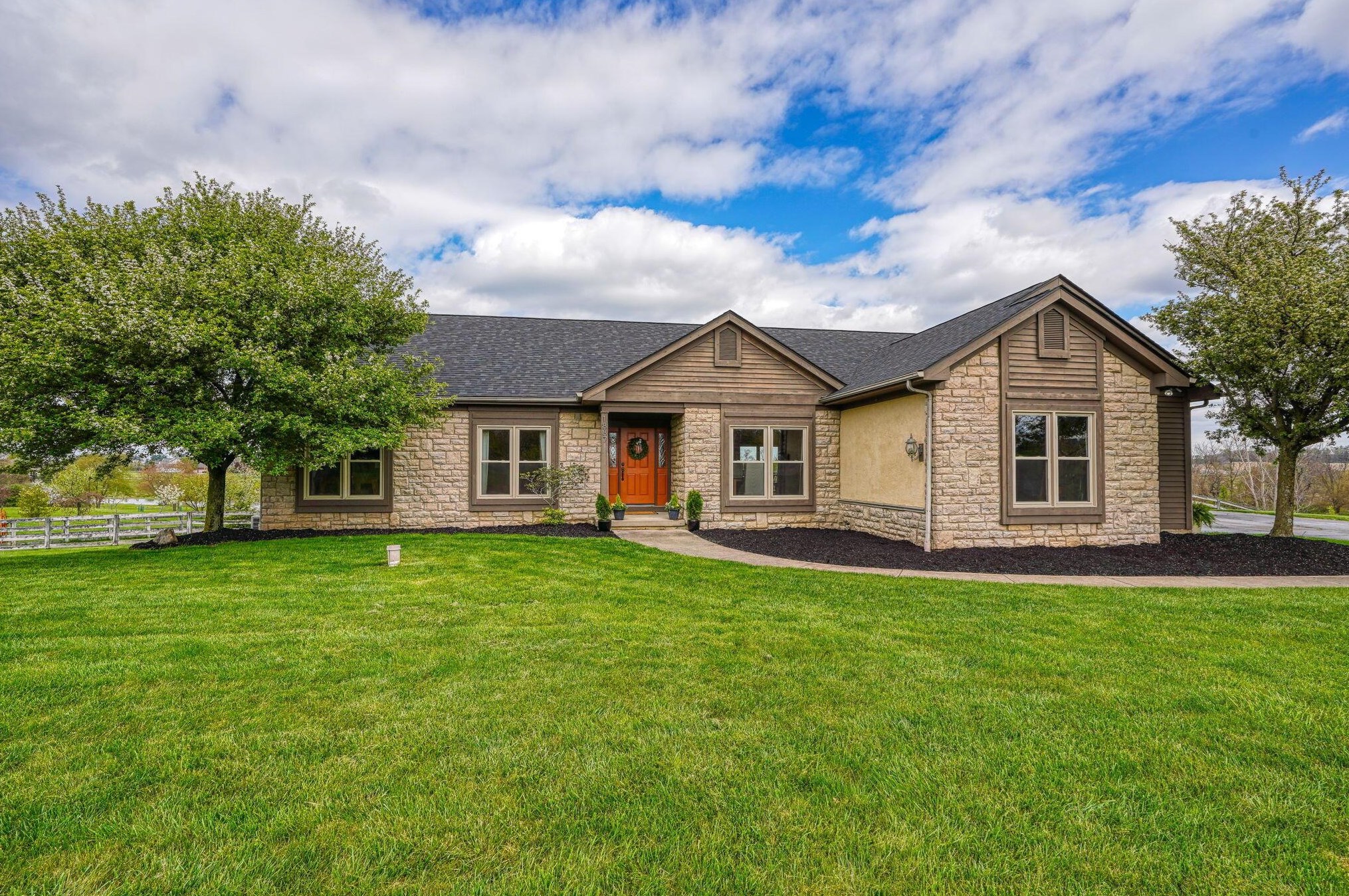 1887 Glenhurst Dr, Lancaster OH 43130-7951 exterior