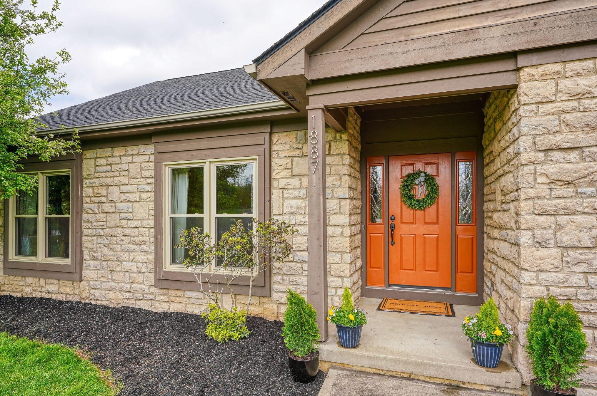 1887 Glenhurst Dr, Lancaster OH 43130-7951 exterior