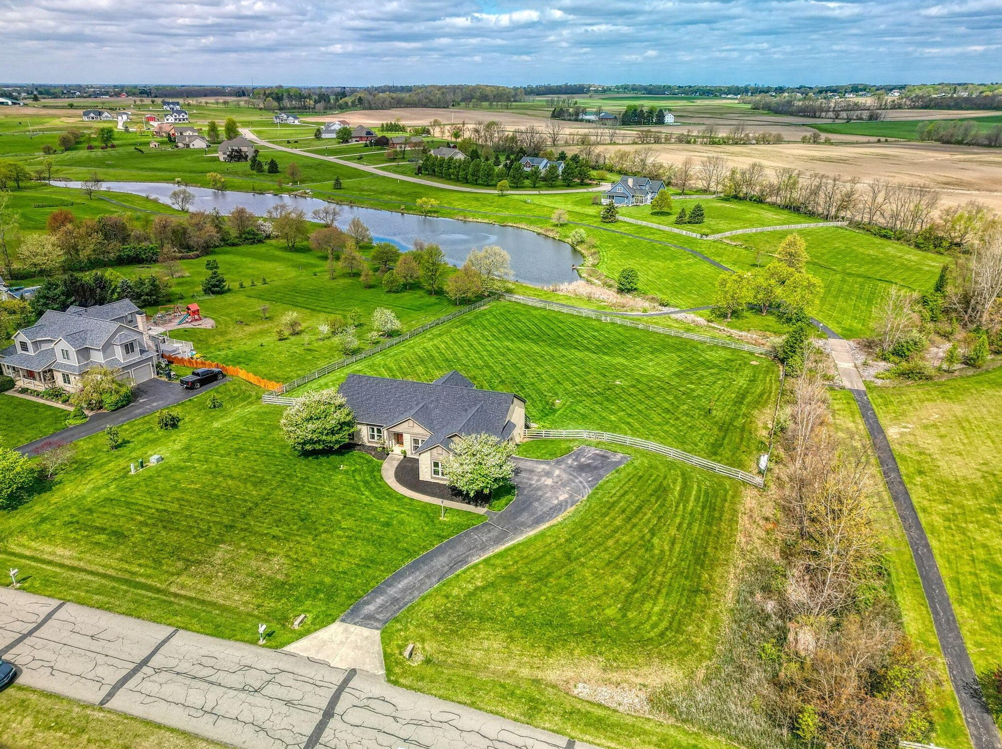 1887 Glenhurst Dr, Lancaster OH 43130-7951 exterior