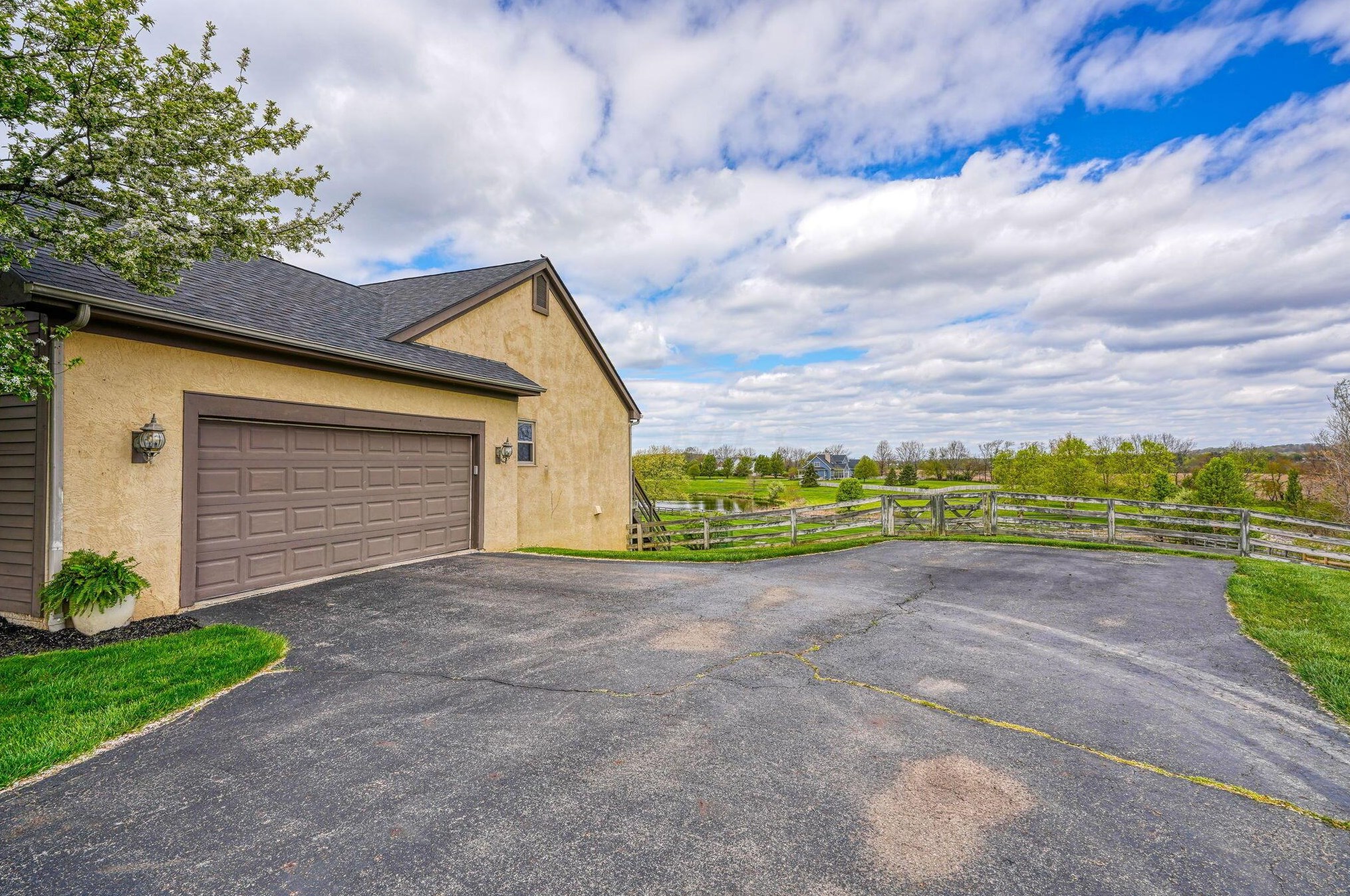 1887 Glenhurst Dr, Lancaster OH 43130-7951 exterior