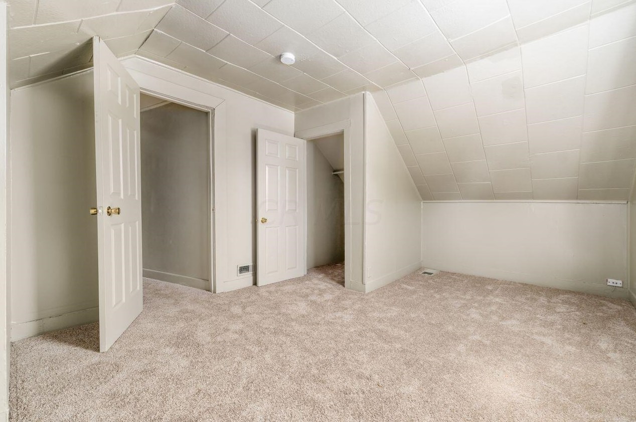 574 Hampton Rd, Columbus OH 43213-2727 exterior