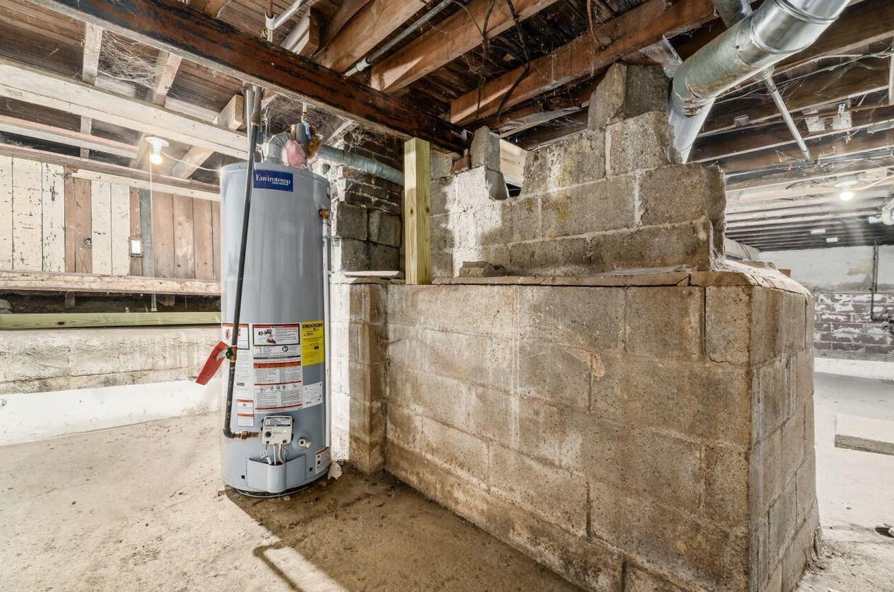 574 Hampton Rd, Columbus OH 43213-2727 exterior