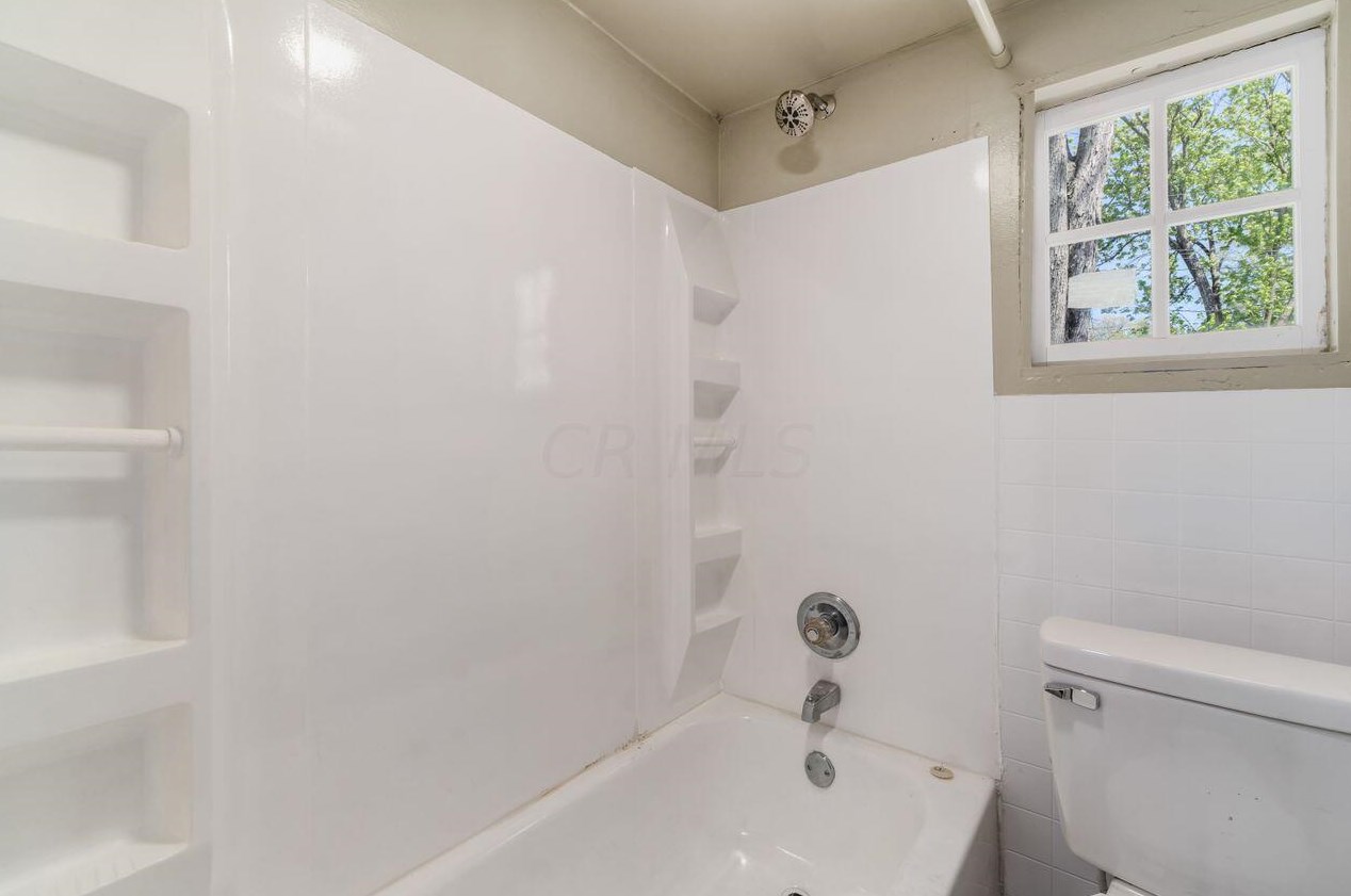 574 Hampton Rd, Columbus OH 43213-2727 exterior