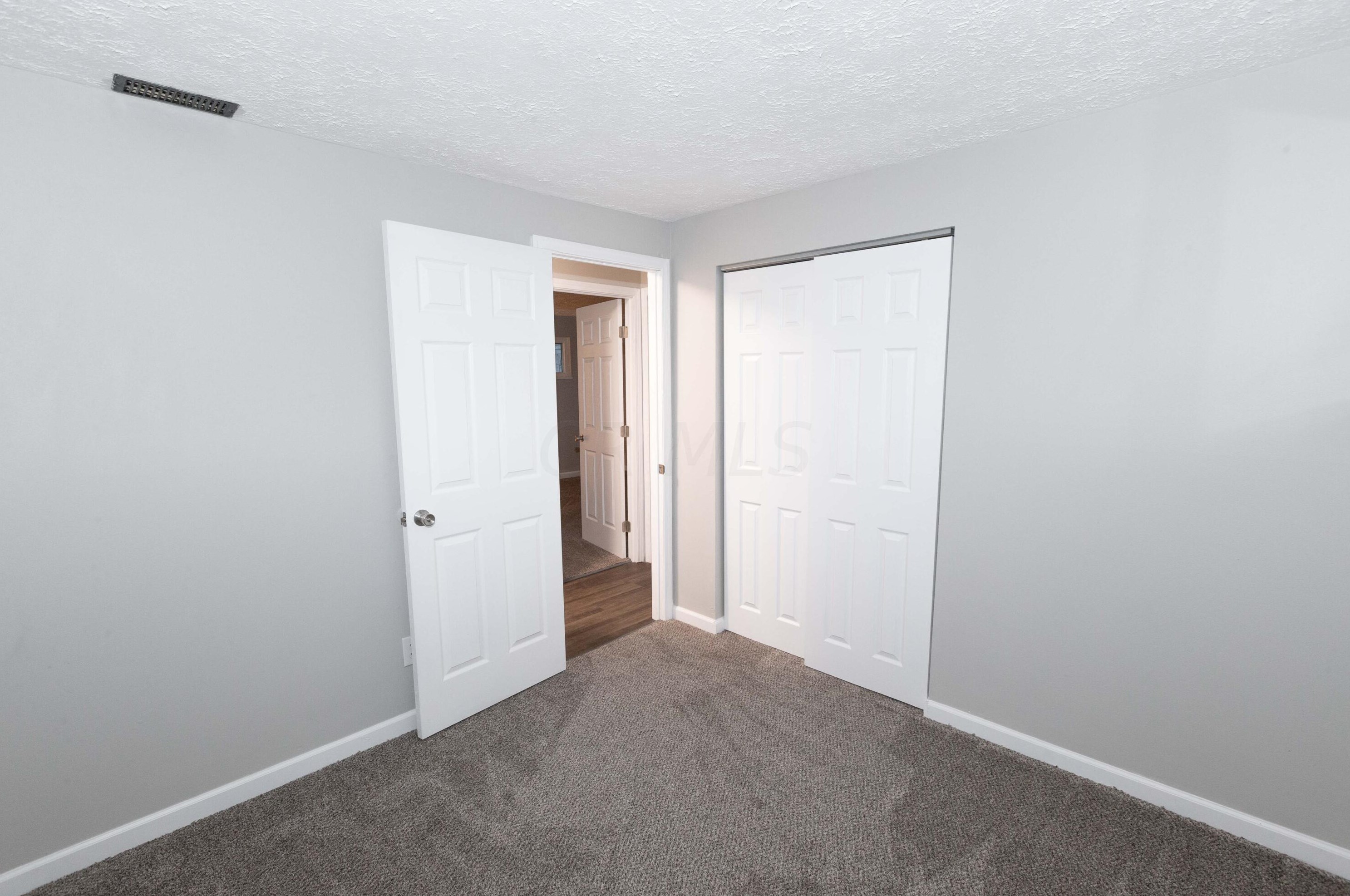 942 Vanderberg Pl, Columbus OH  43204-1761 exterior