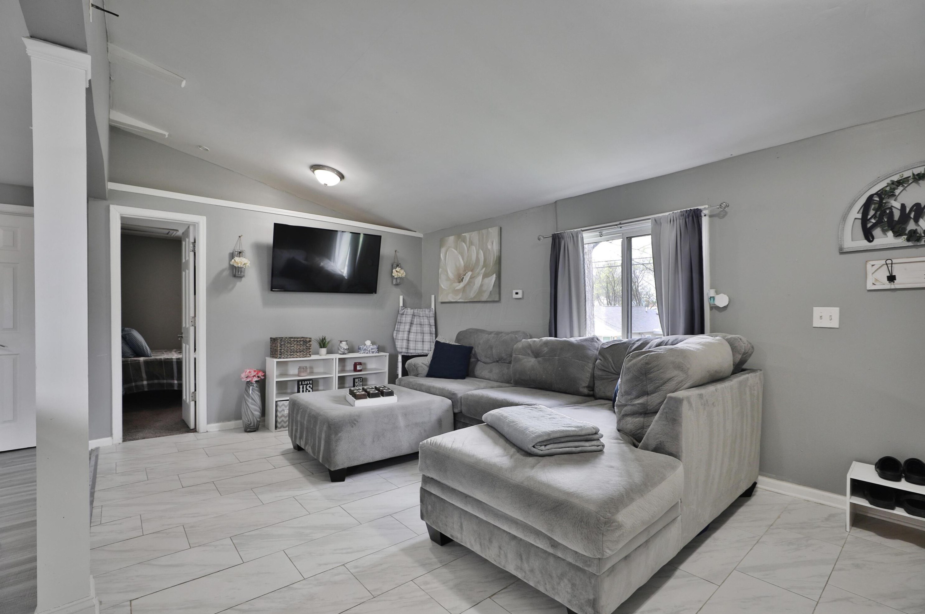 406 Emmit Ave, Columbus OH  43228-1961 exterior