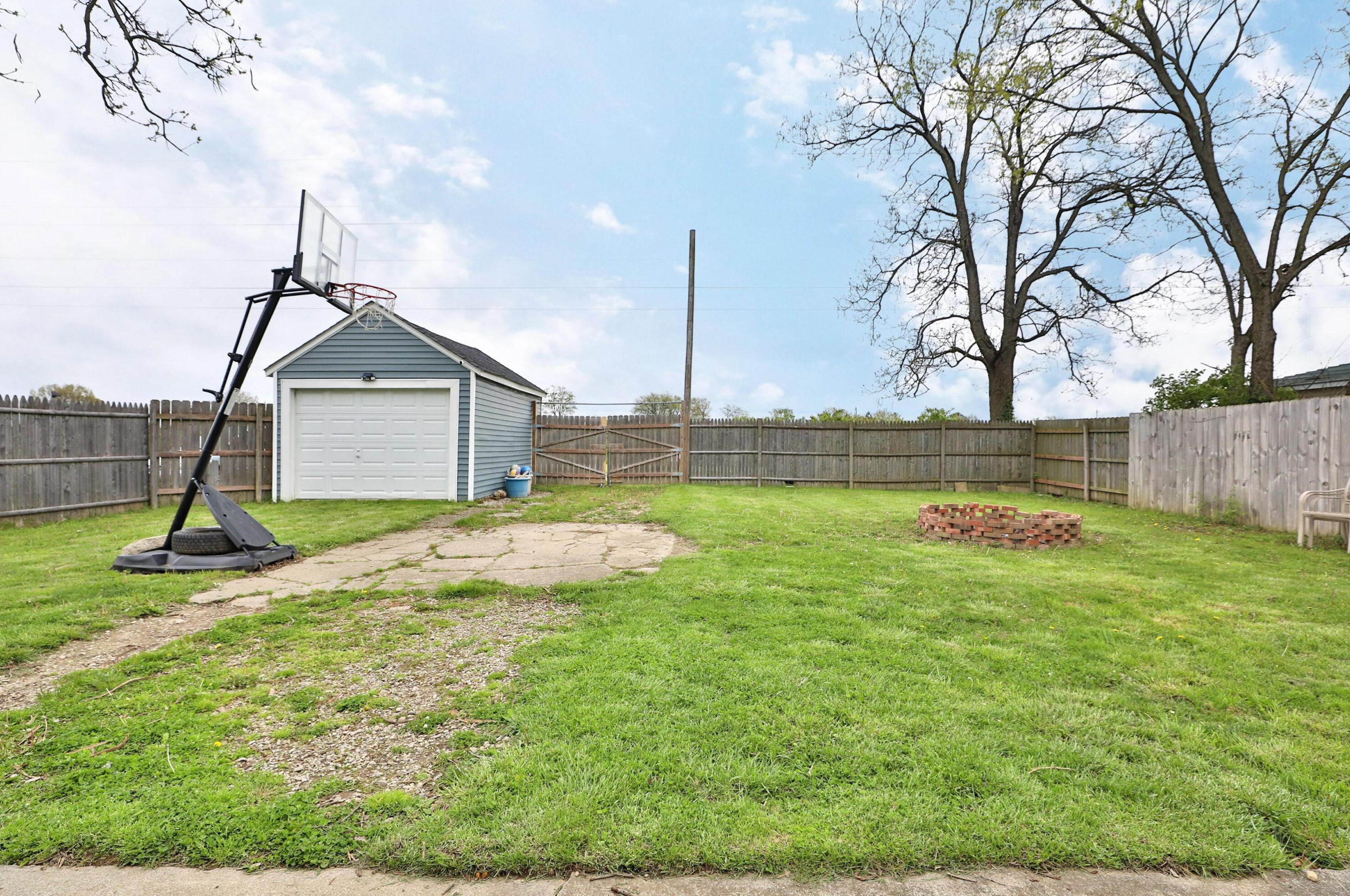 406 Emmit Ave, Columbus OH  43228-1961 exterior