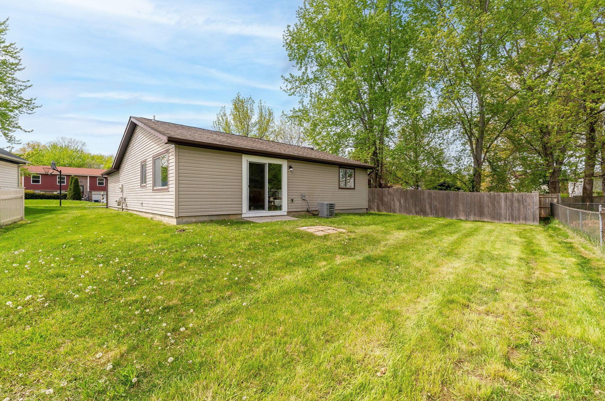 1004 Woodington Rd, Westerville OH  43081-3517 exterior