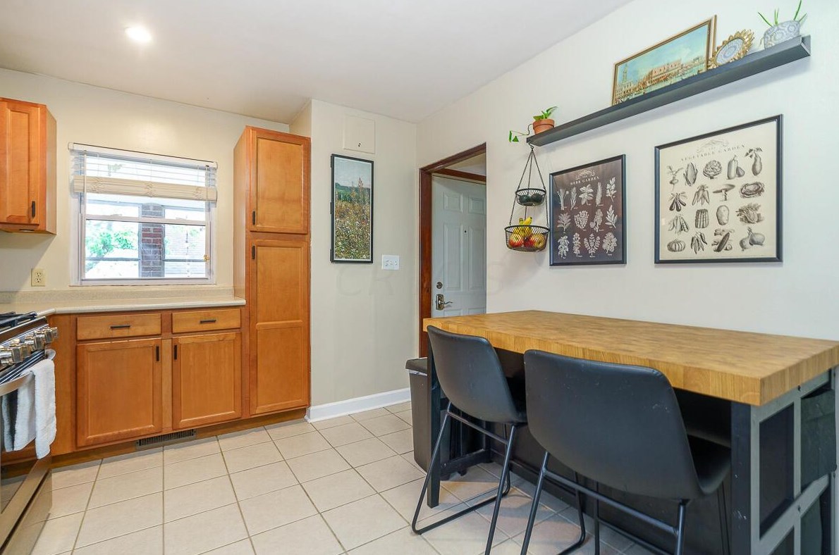 22 Jeffrey Pl, Columbus OH  43214-1702 exterior