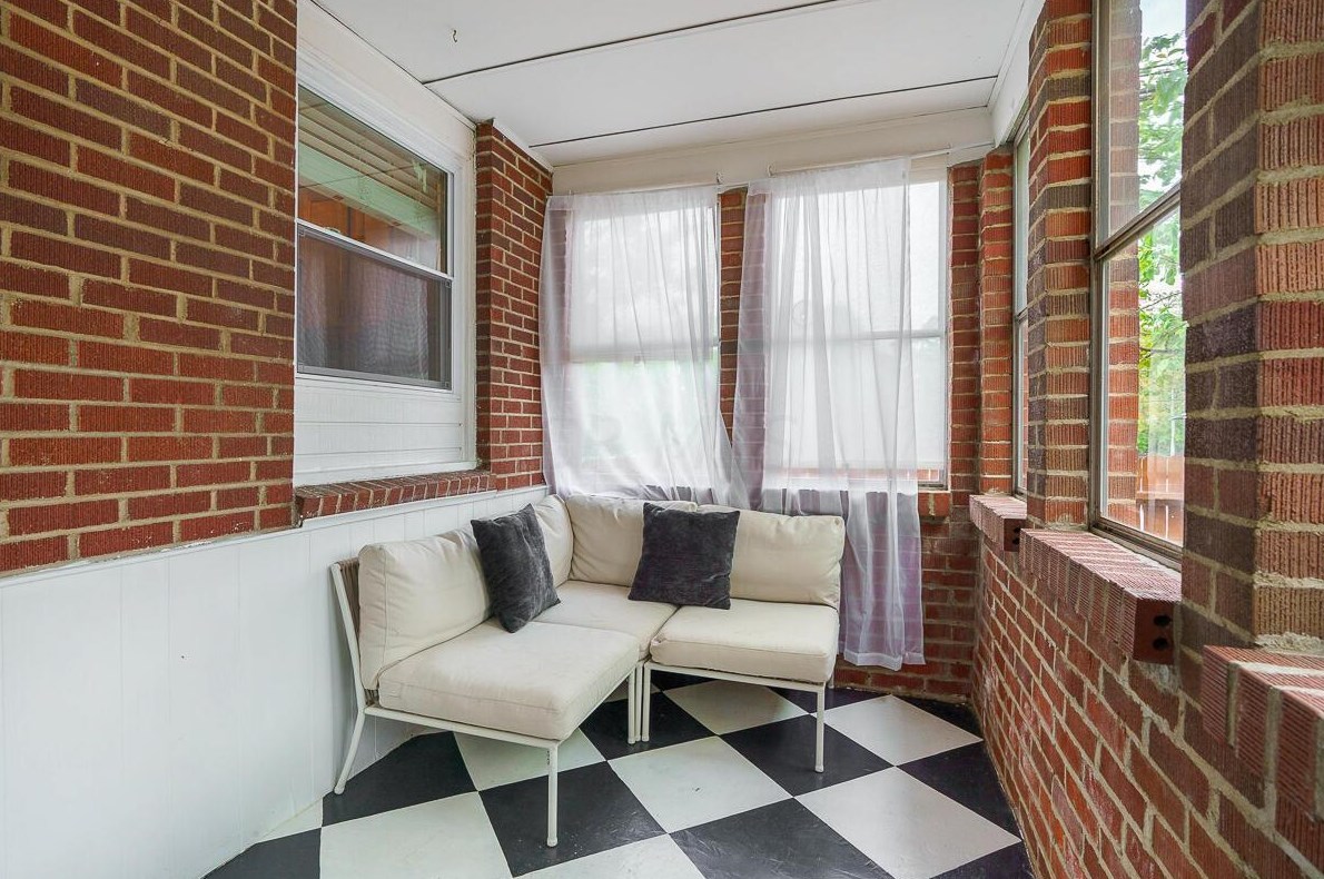 22 Jeffrey Pl, Columbus OH  43214-1702 exterior