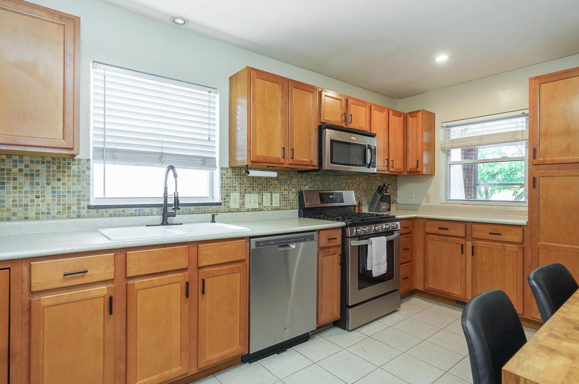 22 Jeffrey Pl, Columbus OH  43214-1702 exterior