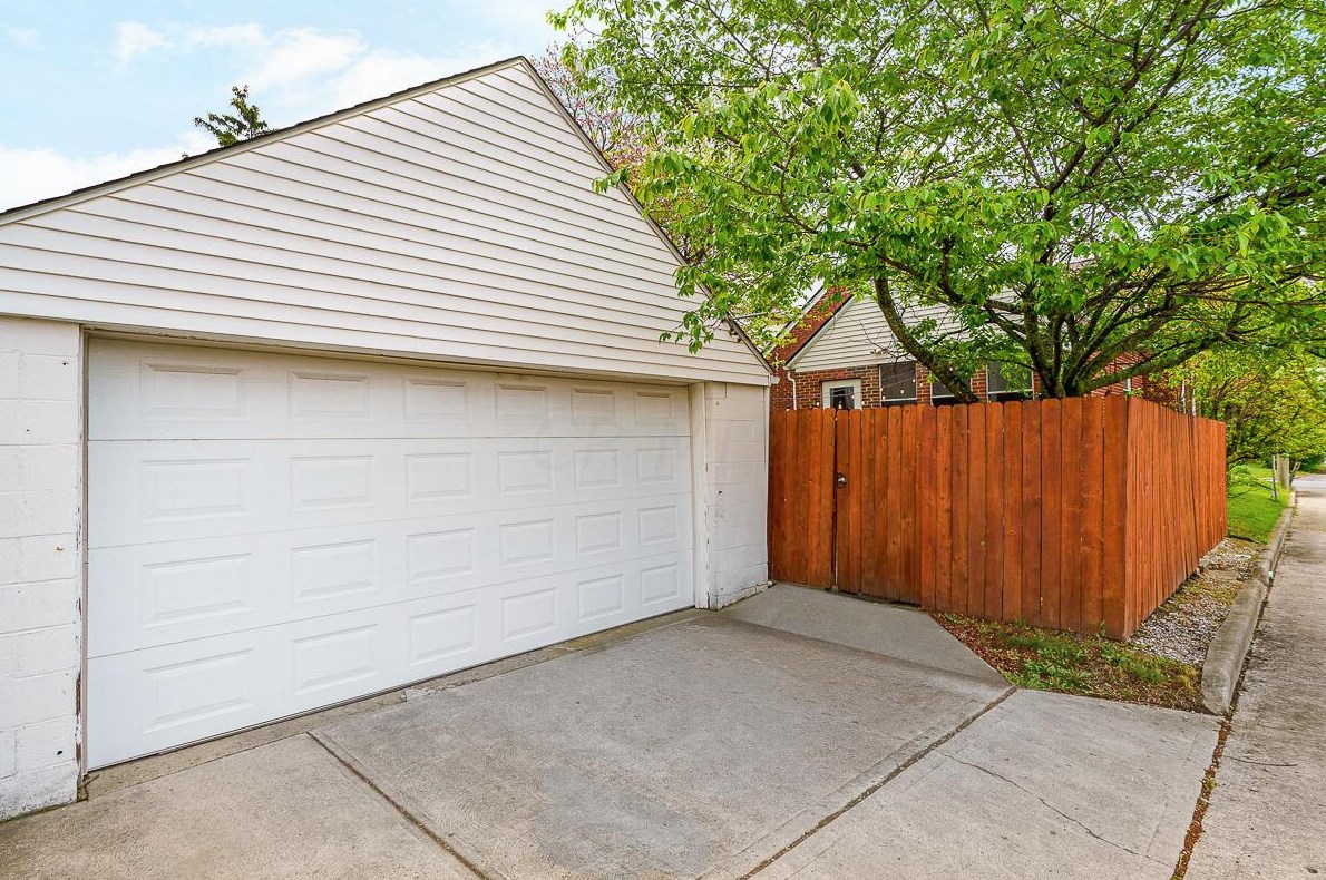 22 Jeffrey Pl, Columbus OH  43214-1702 exterior