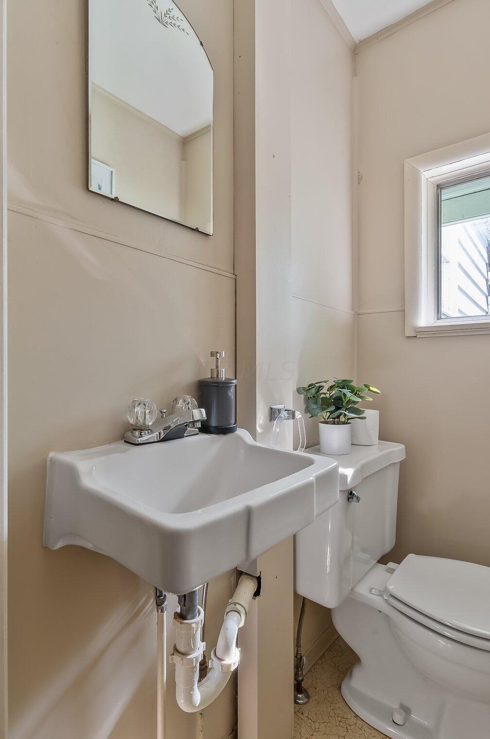 152 Mayfair Blvd, Columbus OH 43213-1609 exterior