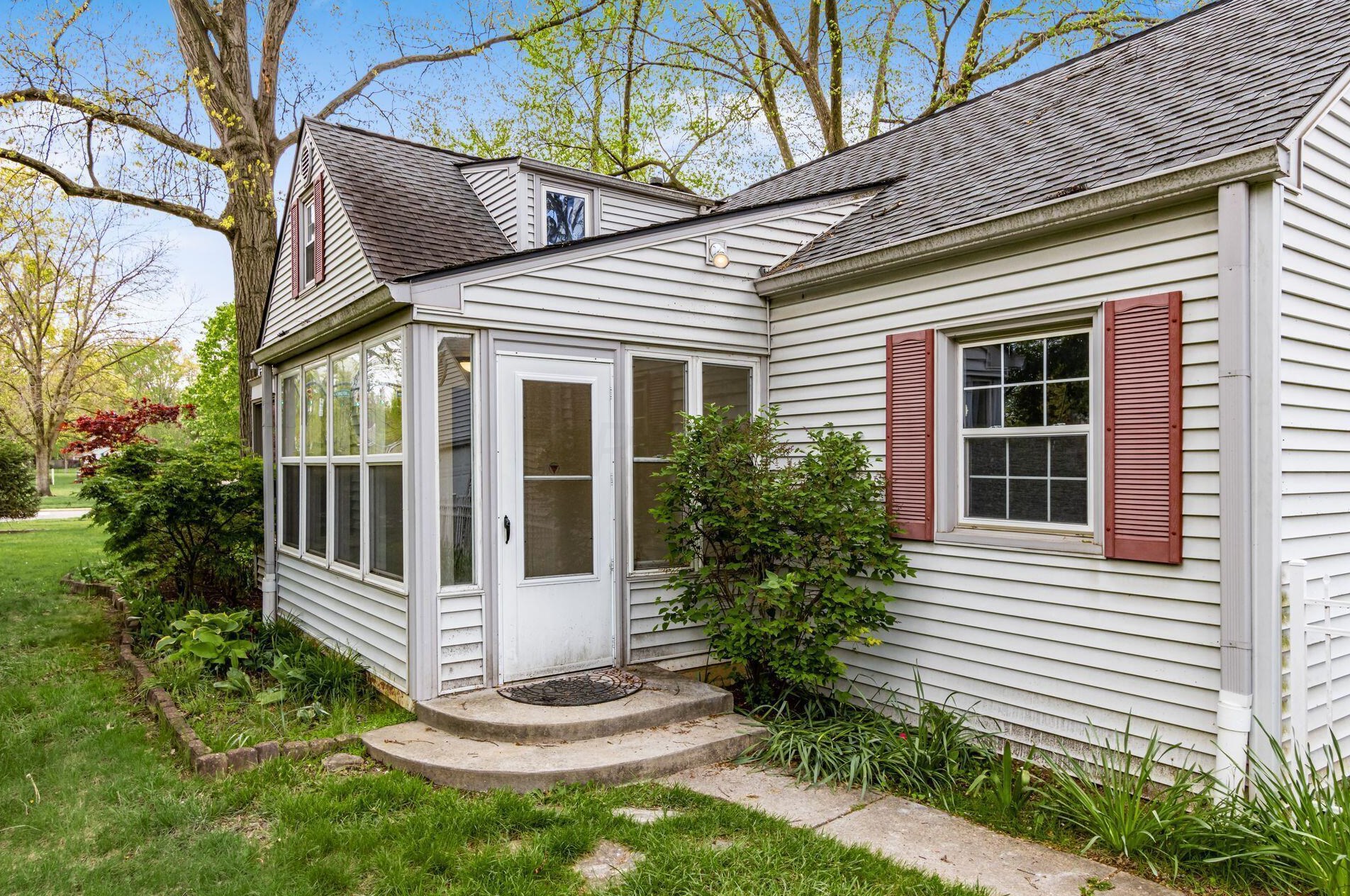 282 Remington Rd, Columbus OH 43209-2459 exterior