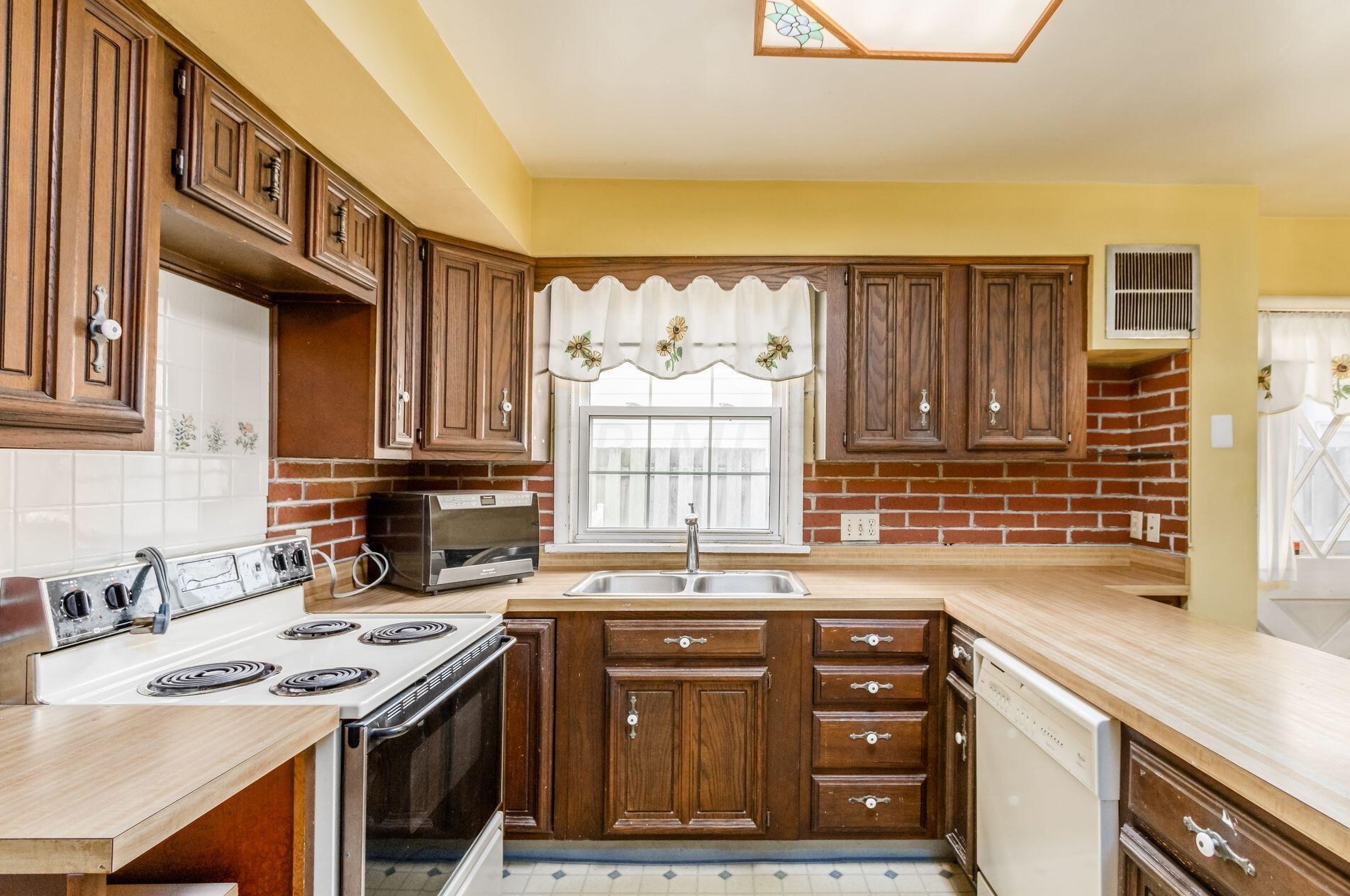 282 Remington Rd, Columbus OH 43209-2459 exterior