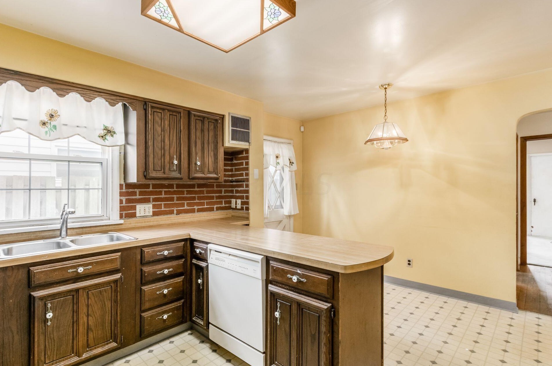 282 Remington Rd, Columbus OH 43209-2459 exterior