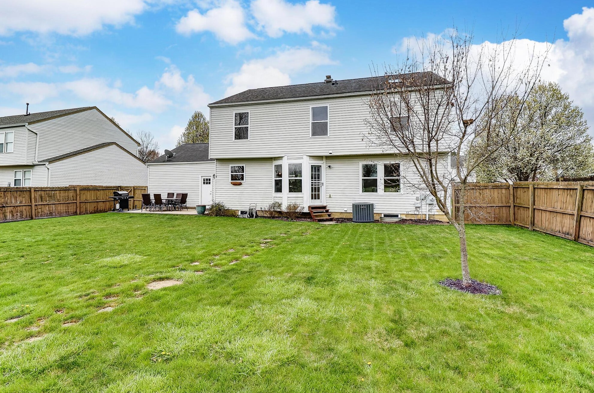 280 Monarch Dr, Pataskala OH  43062-8975 exterior