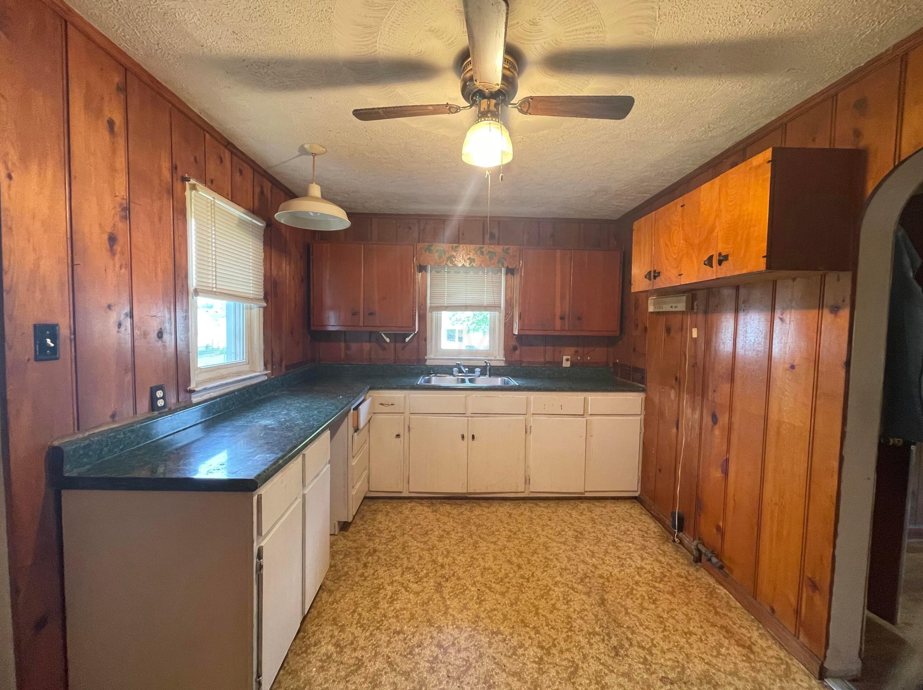 712 Elm St, Washington Ch OH  43160-2060 exterior